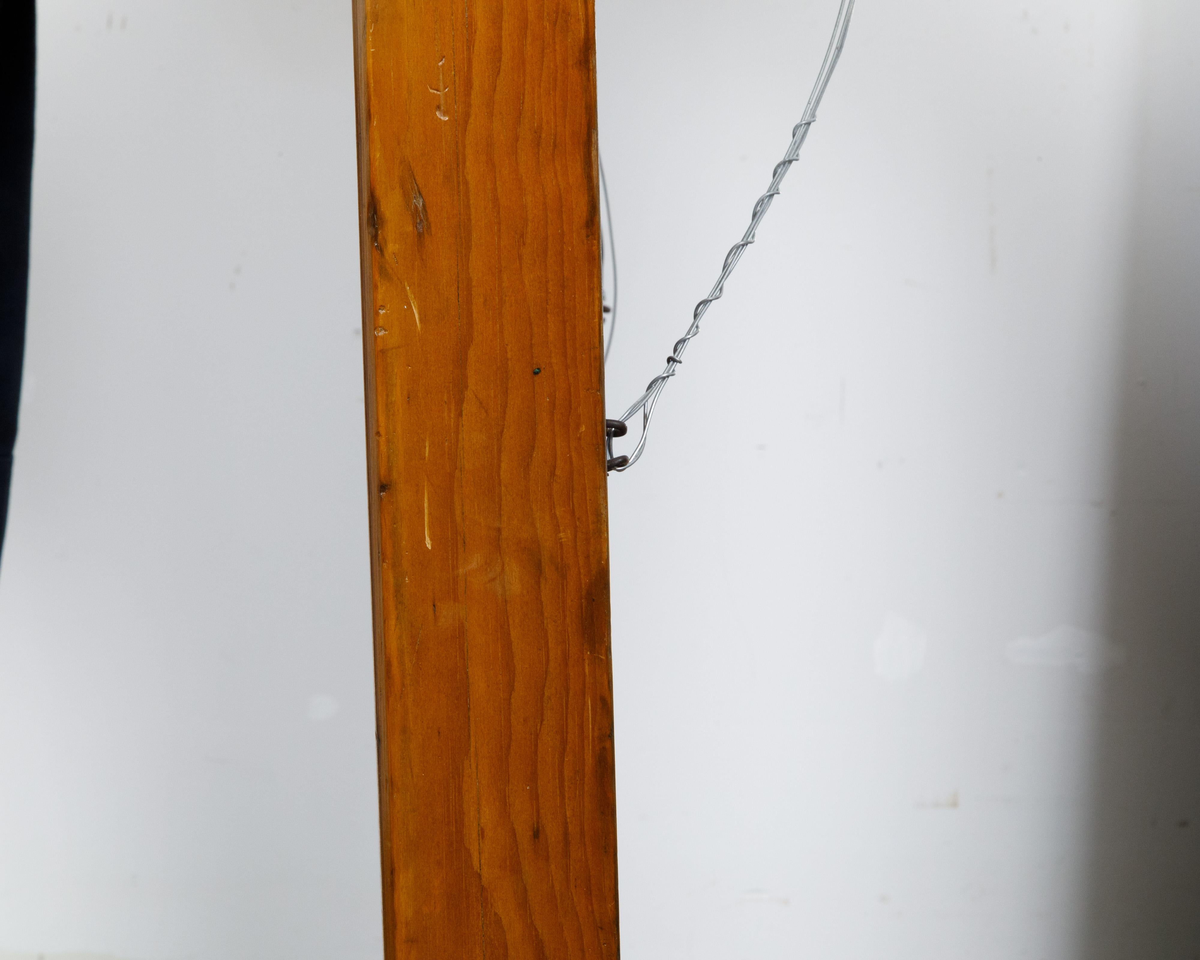Coppia di specchi da parete in pino del XIX secolo con cornici smussate e curve in vendita 7
