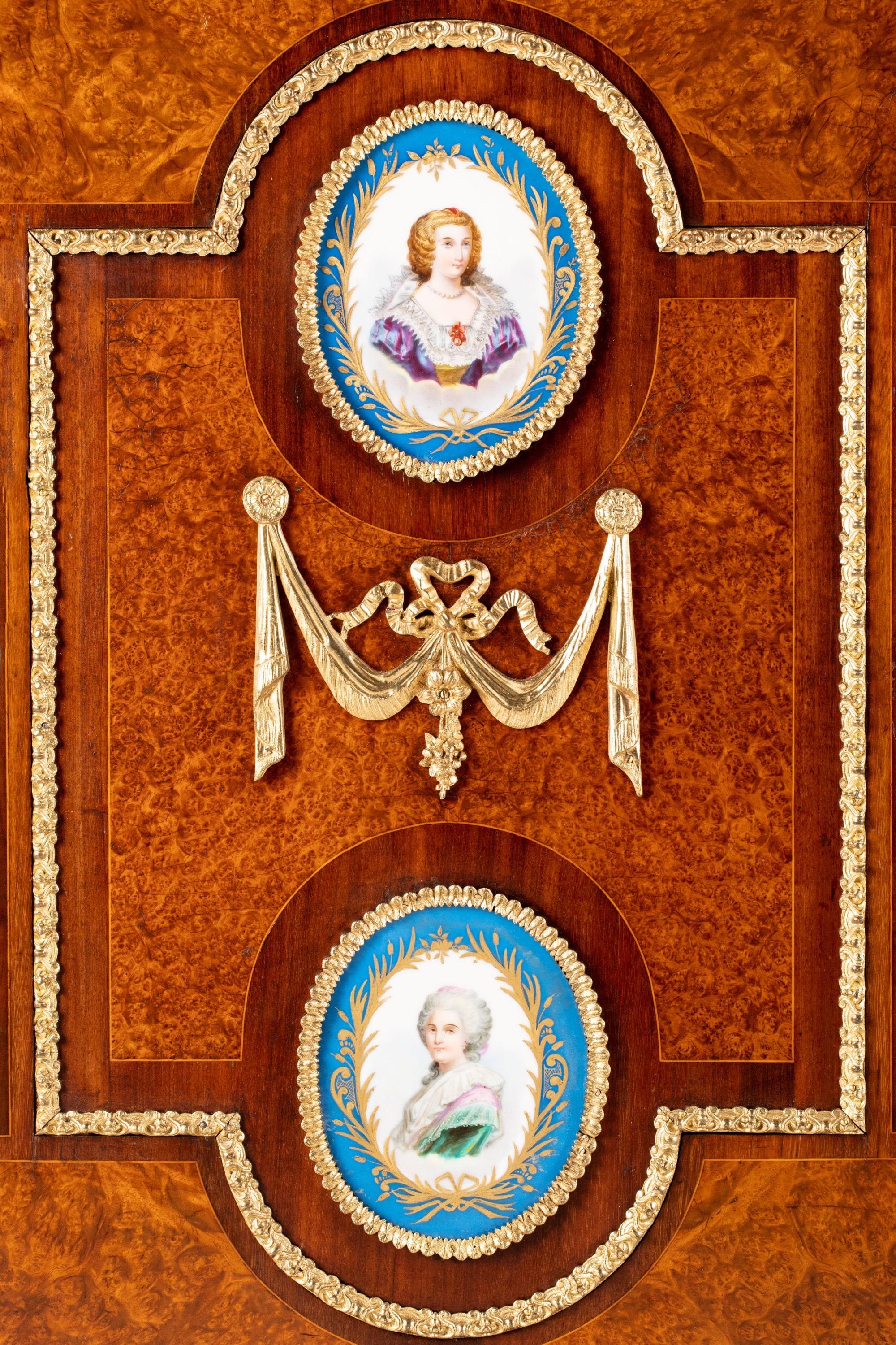 Coppia di armadietti in porcellana inglesi del XIX secolo in vendita 8