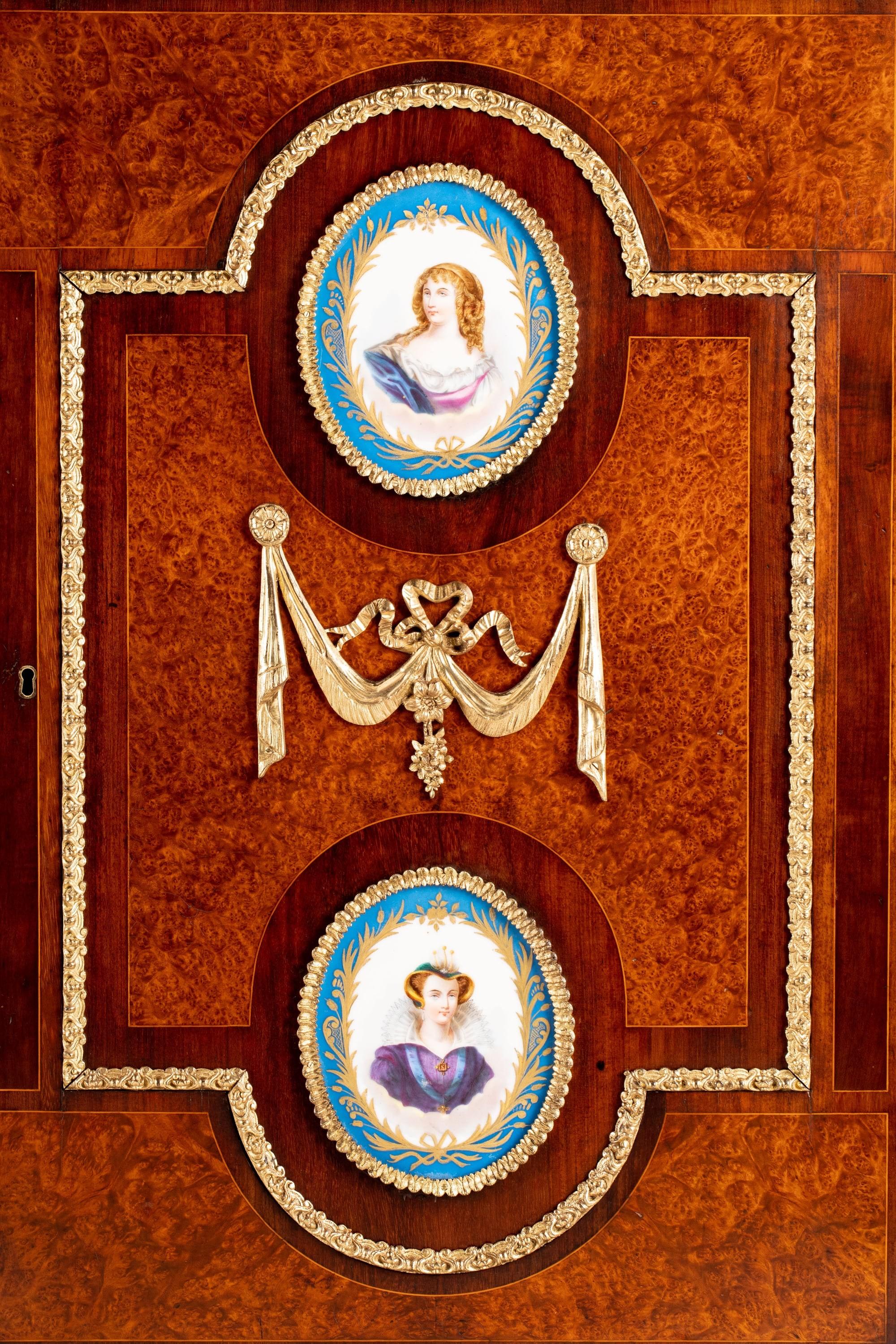 Coppia di armadietti in porcellana inglesi del XIX secolo in vendita 2