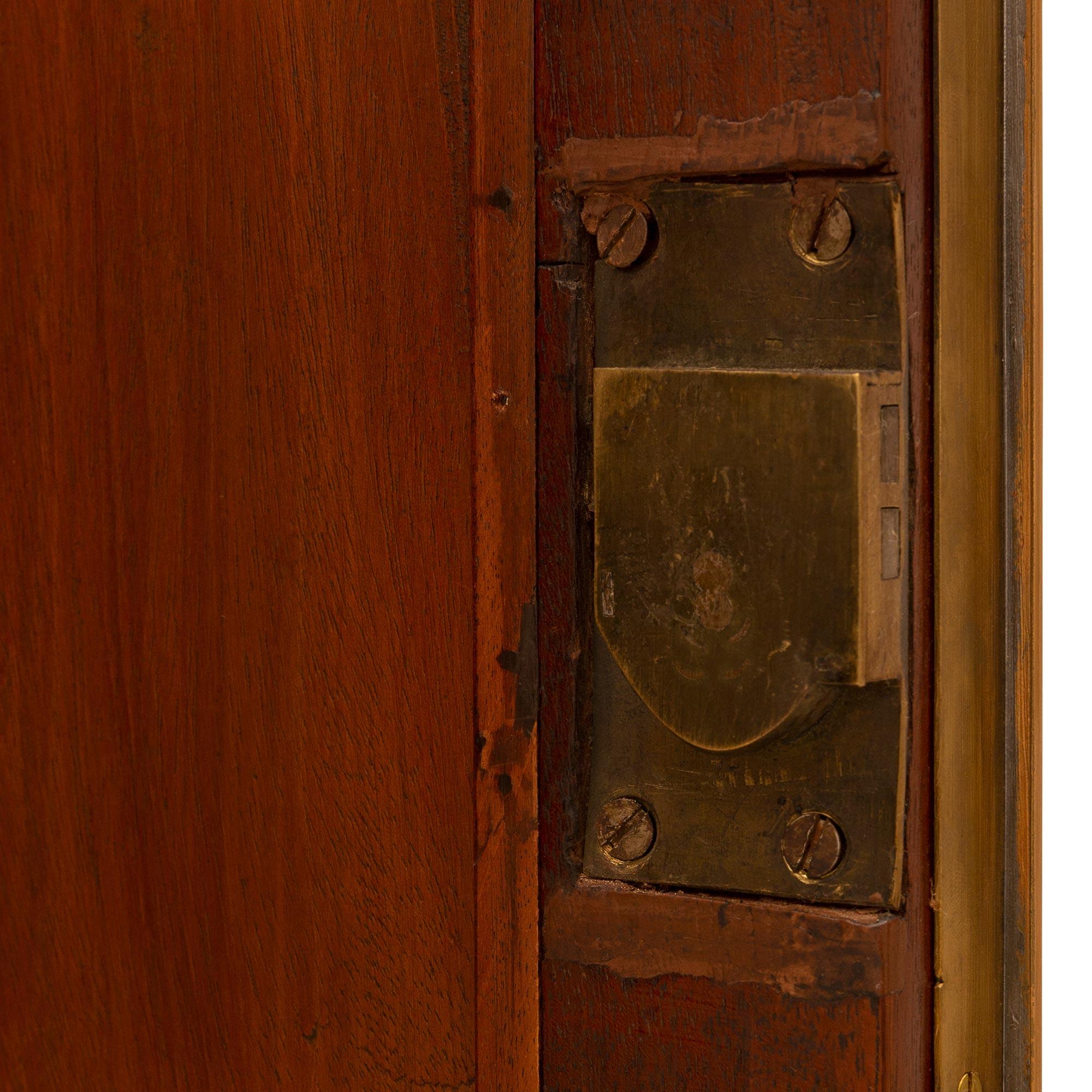 Paire d'armoires anglaises en acajou flammé de la période Régence du XIXe siècle en vente 3