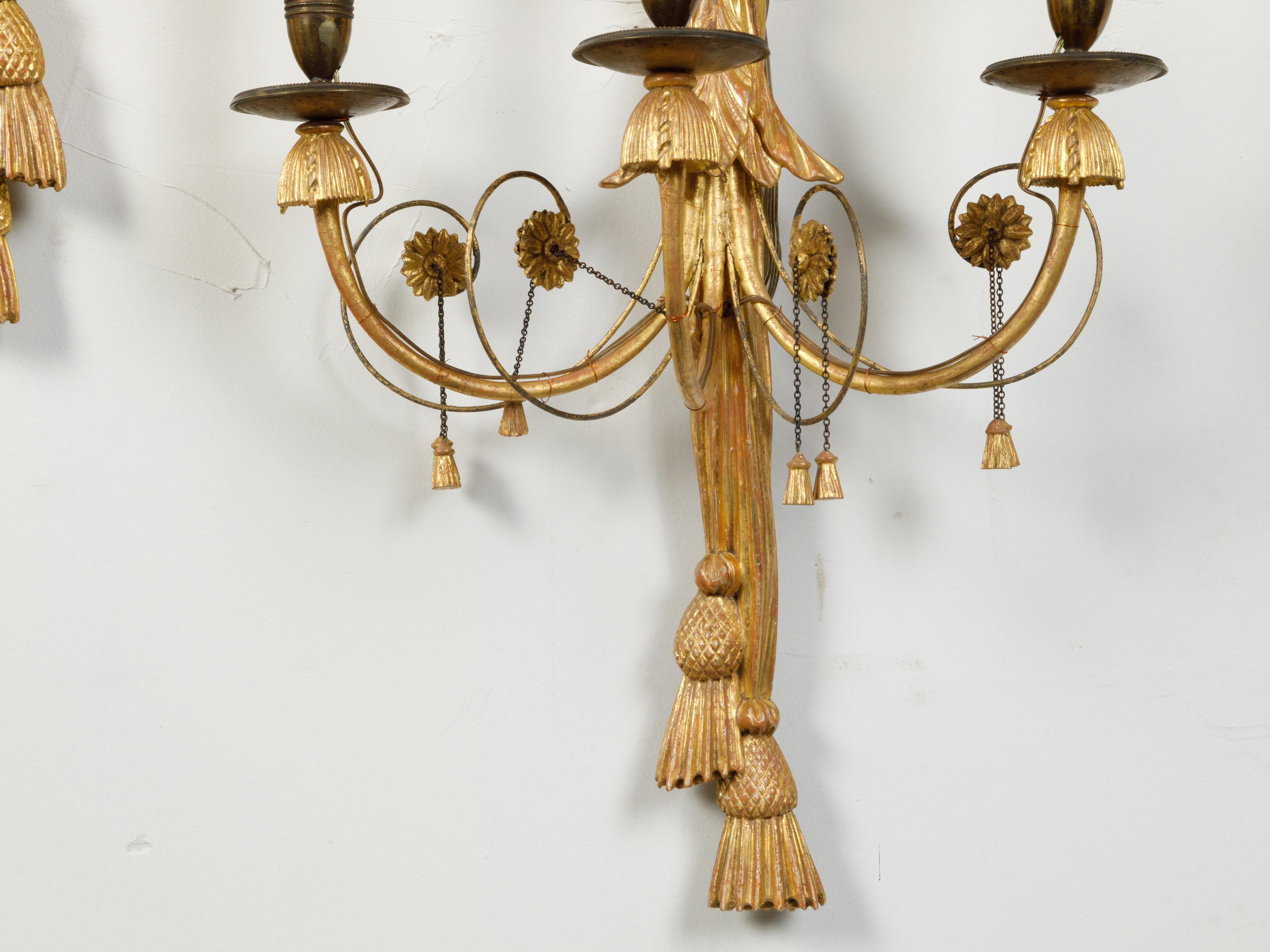 XIXe siècle Paire d'appliques anglaises du 19ème siècle en bois doré à trois lumières avec aigles sculptés en vente