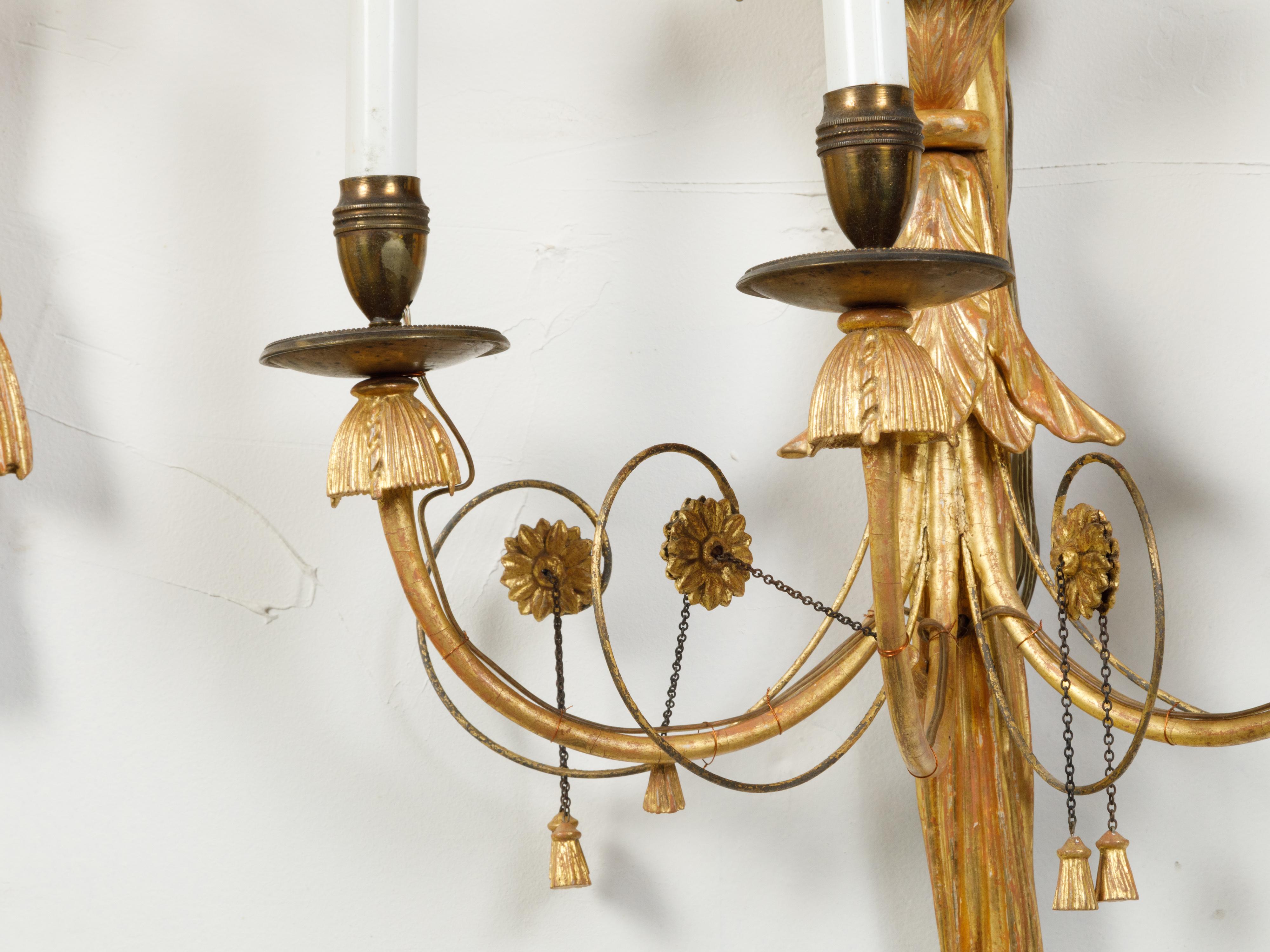 Bois doré Paire d'appliques anglaises du 19ème siècle en bois doré à trois lumières avec aigles sculptés en vente