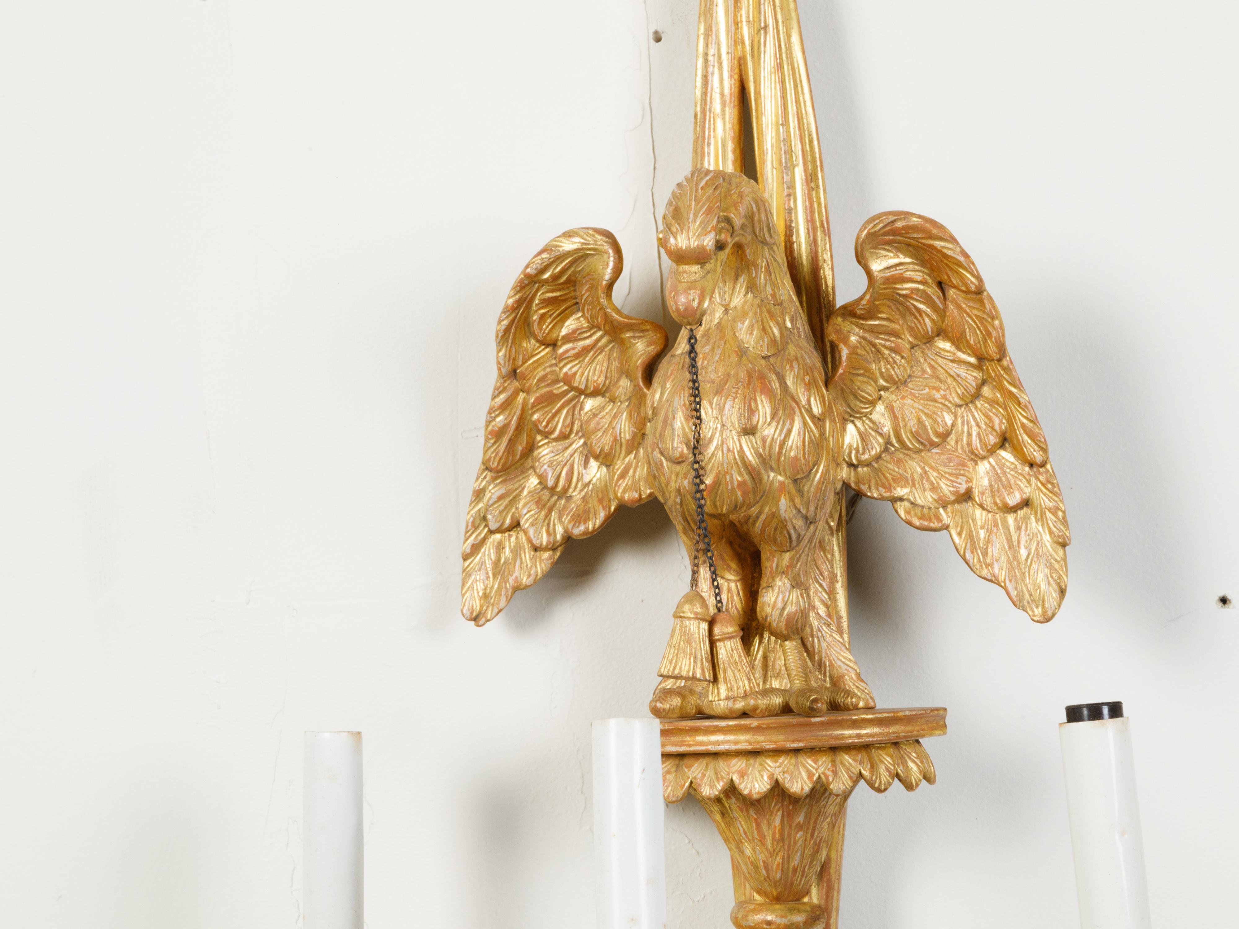Paire d'appliques anglaises du 19ème siècle en bois doré à trois lumières avec aigles sculptés en vente 1