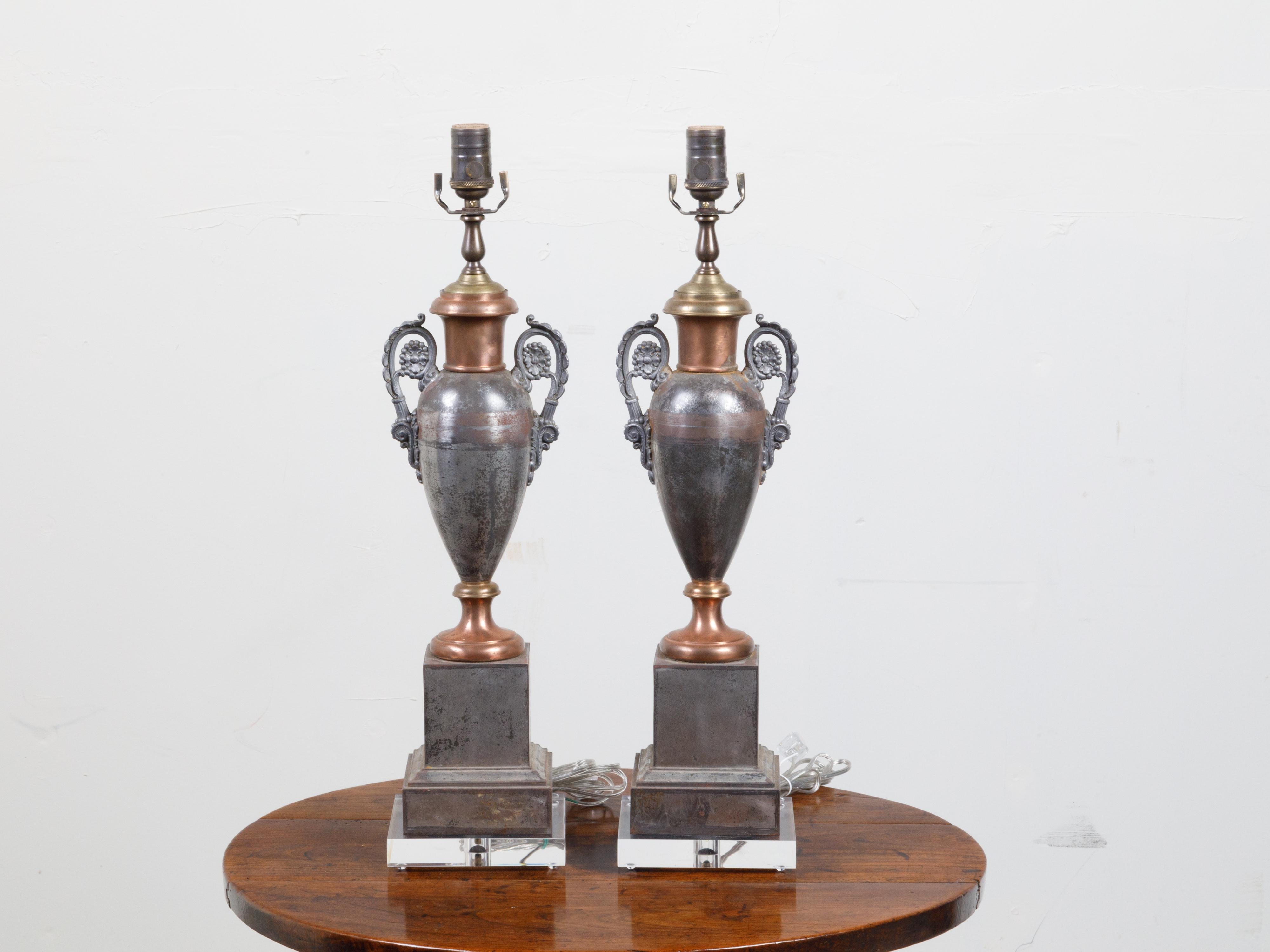 Pair of English 19th Century Tôle Amphorae Shaped Table Lamps on Lucite Bases In Good Condition For Sale In Atlanta, GA