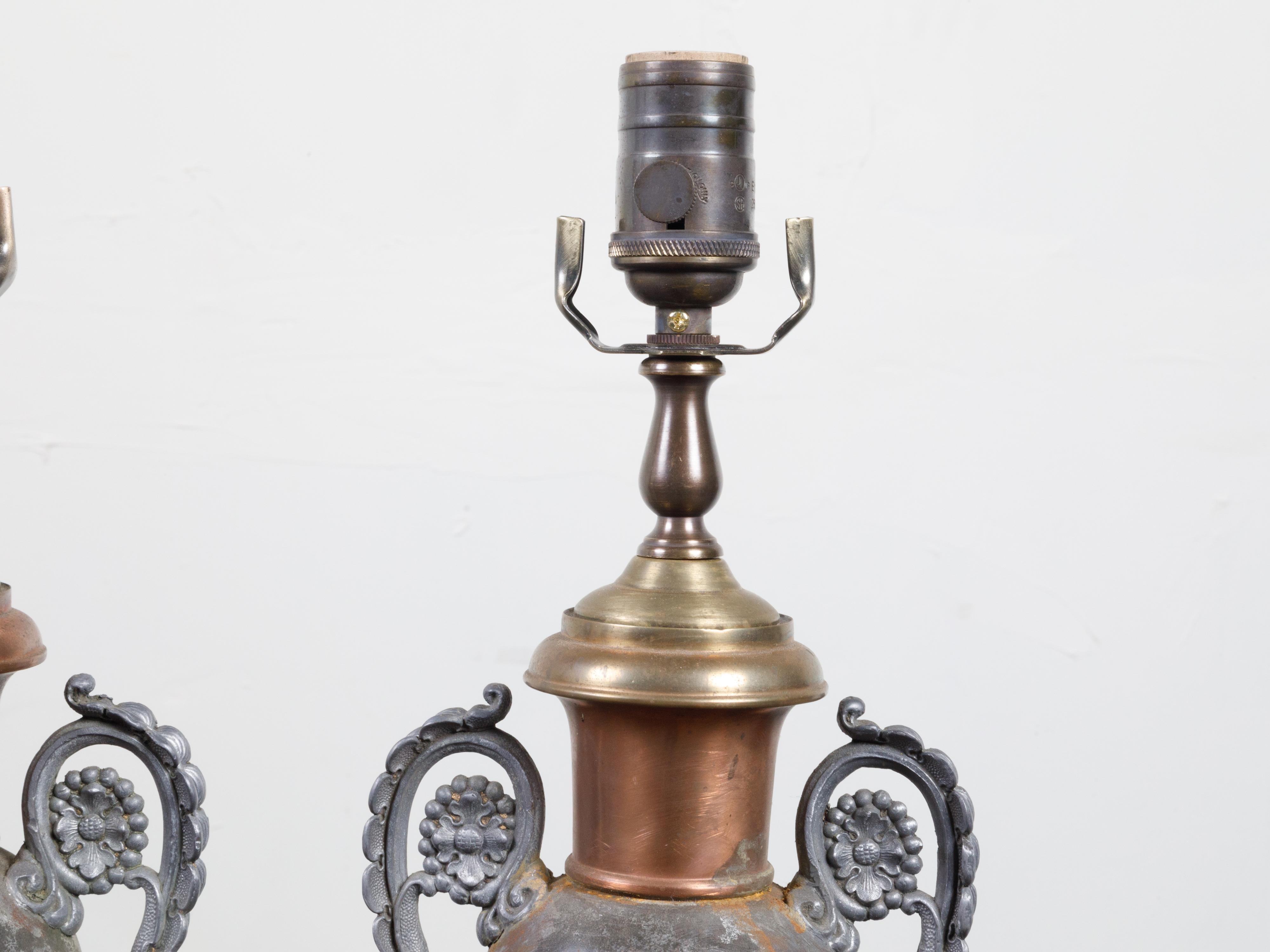 Paar englische Tle-Amphoren-Tischlampen aus dem 19. Jahrhundert auf Lucite-Sockeln im Zustand „Gut“ im Angebot in Atlanta, GA