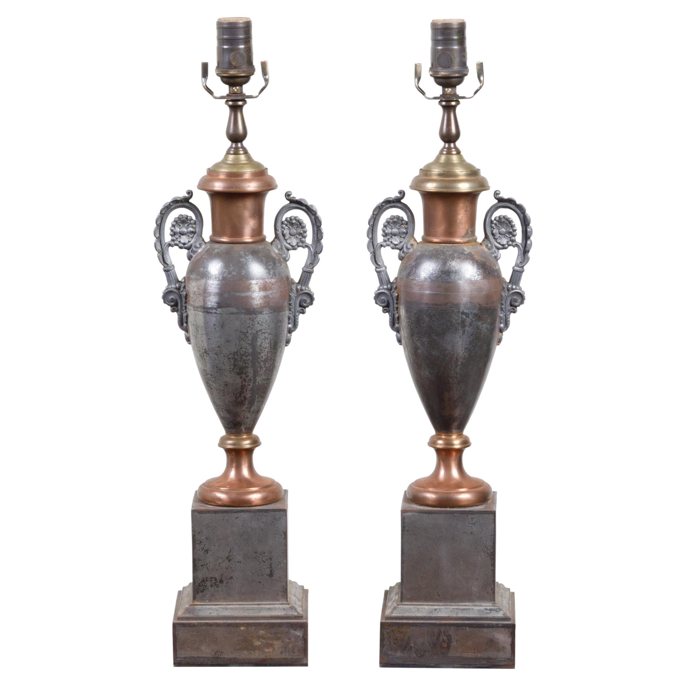Paar englische Tle-Amphoren-Tischlampen aus dem 19. Jahrhundert auf Lucite-Sockeln im Angebot