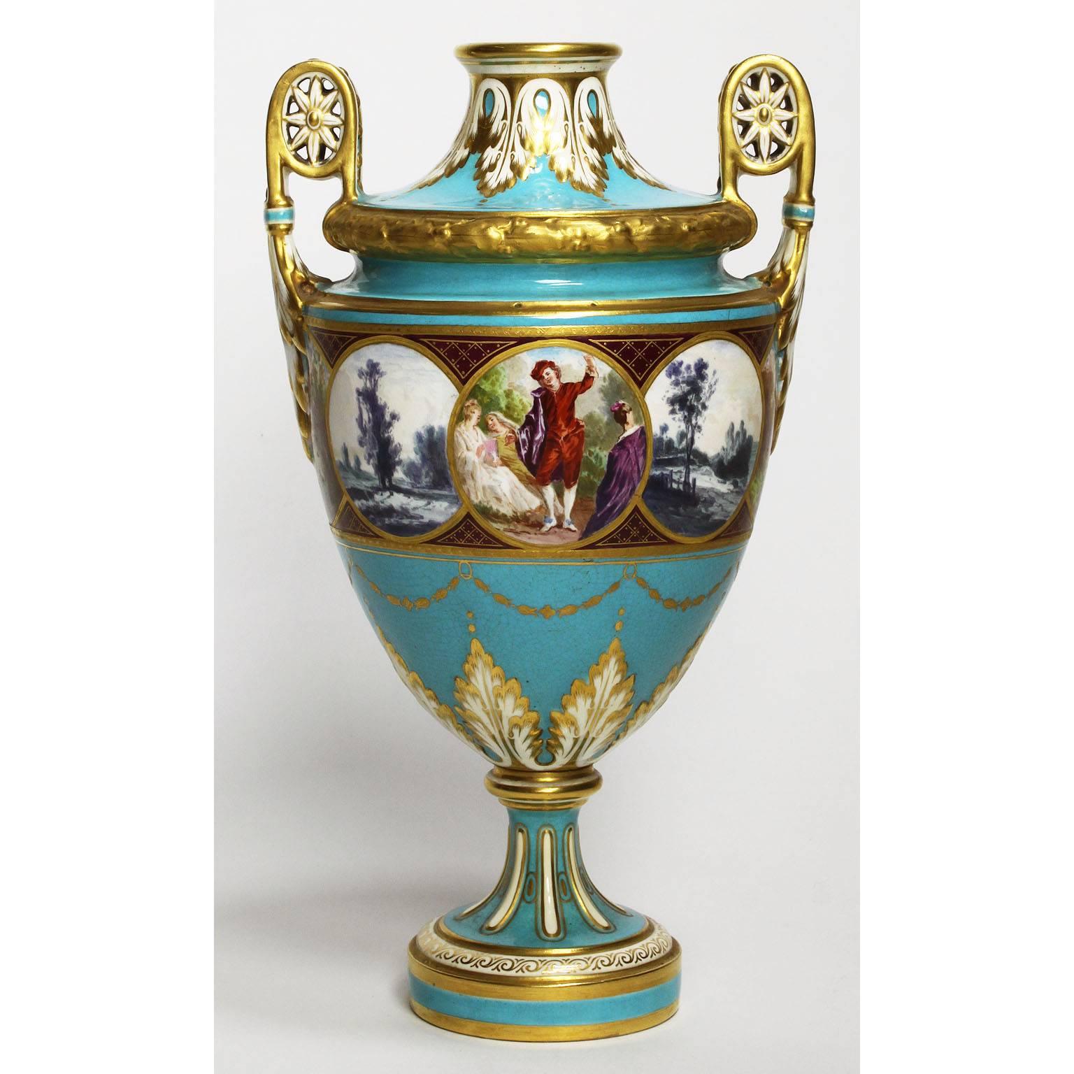 Una bella coppia di vasi in porcellana inglese del XIX secolo a fondo turchese e dipinti in parcel-gilt, urne di Minton. Le urne di forma affusolata sollevate su uno stelo sottile con fondi turchesi dipinti con scene romantiche di giardini e