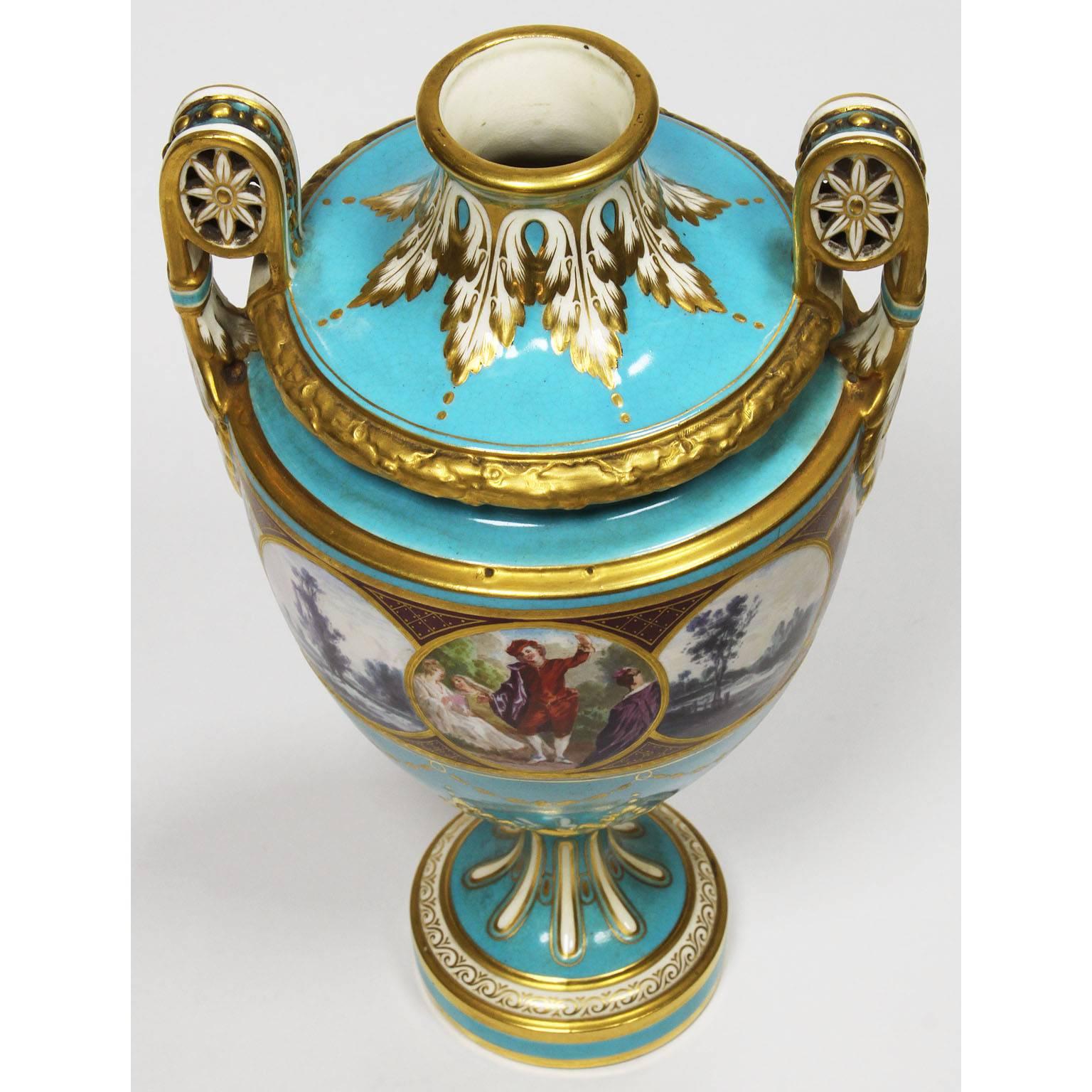 Smaltato Coppia di vasi in porcellana dipinta con fondo turchese di Minton del XIX secolo in vendita