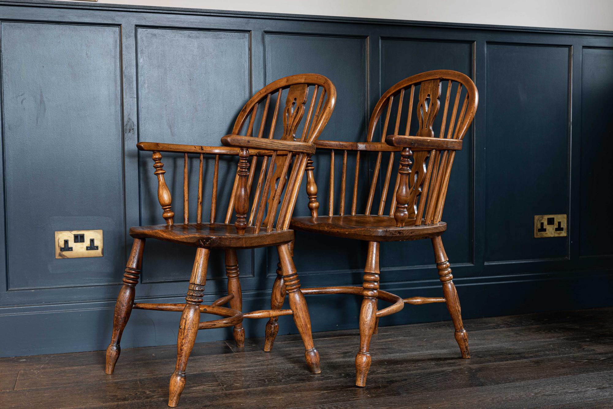 Pair of English 19th Century Windsor Chairs For Sale 5