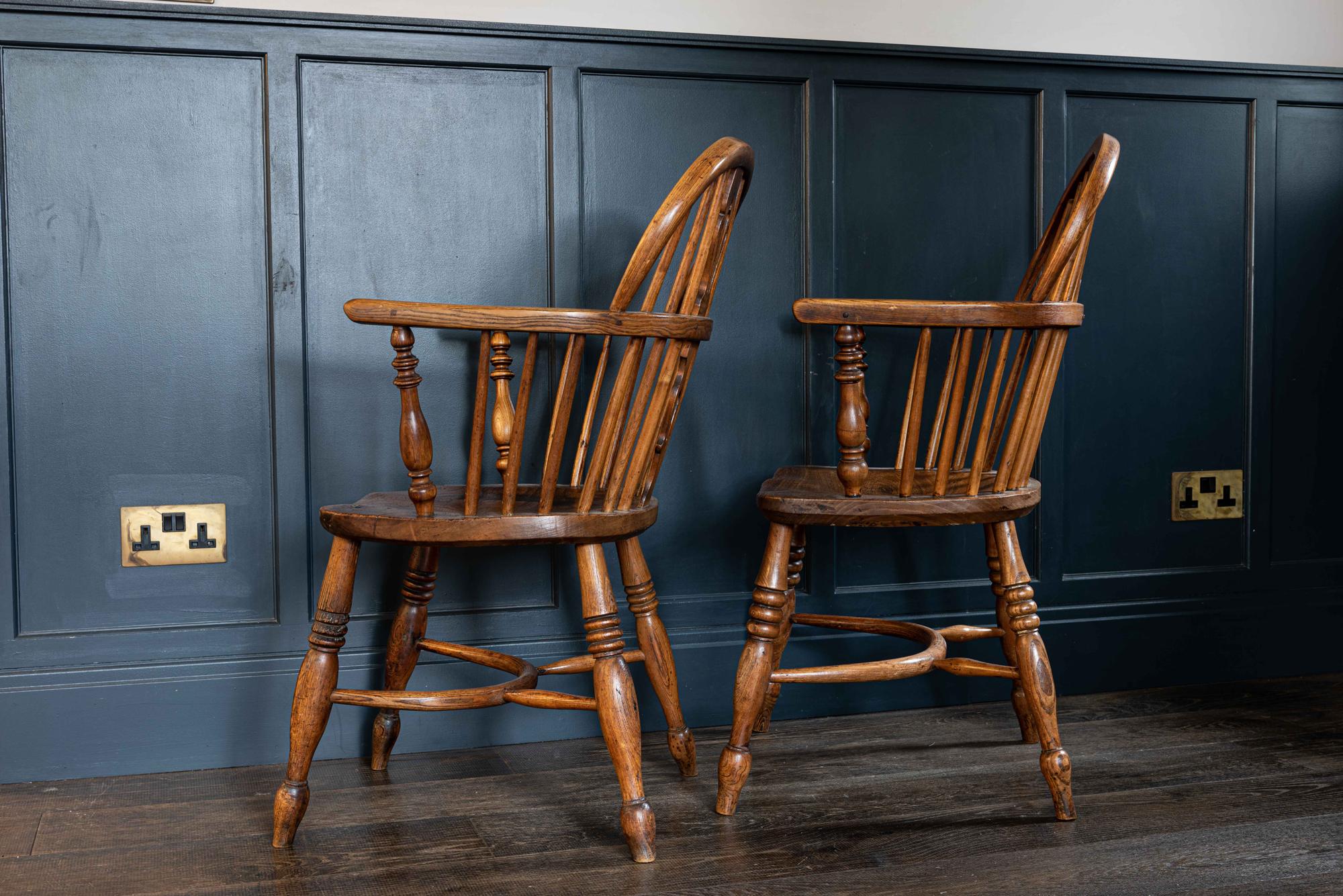 Pair of English 19th Century Windsor Chairs In Good Condition For Sale In Staffordshire, GB