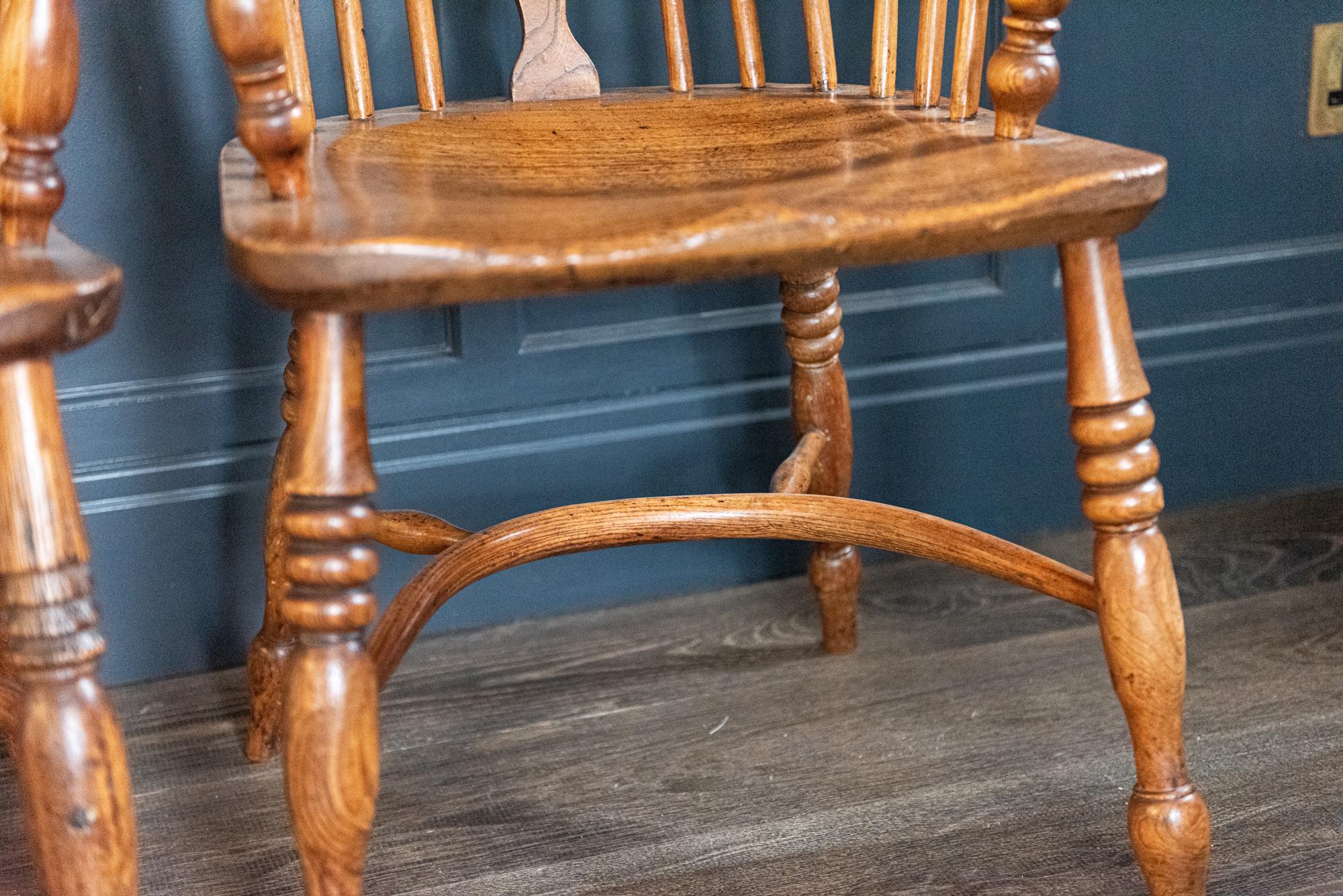 Ash Pair of English 19th Century Windsor Chairs For Sale