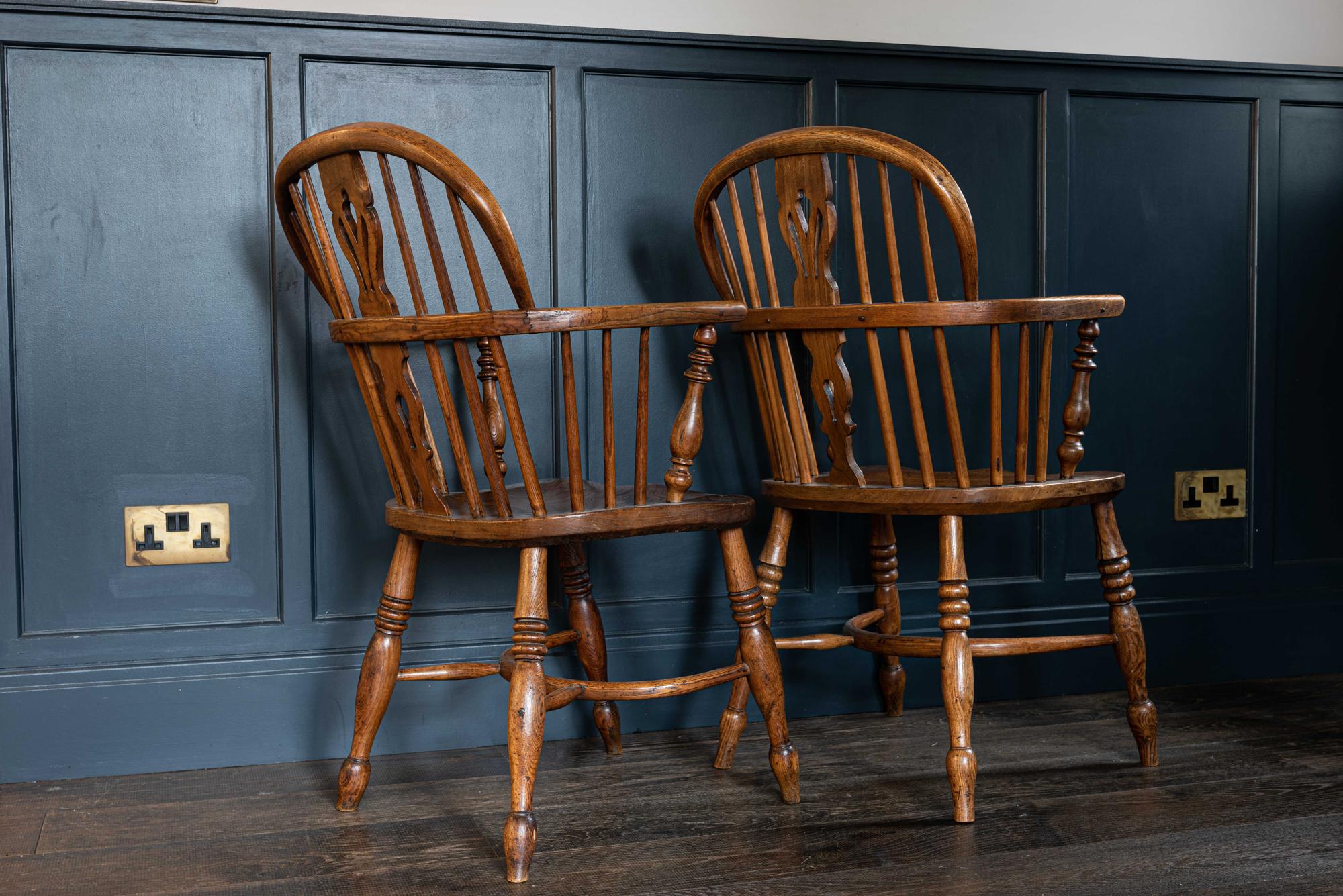 Pair of English 19th Century Windsor Chairs For Sale 1