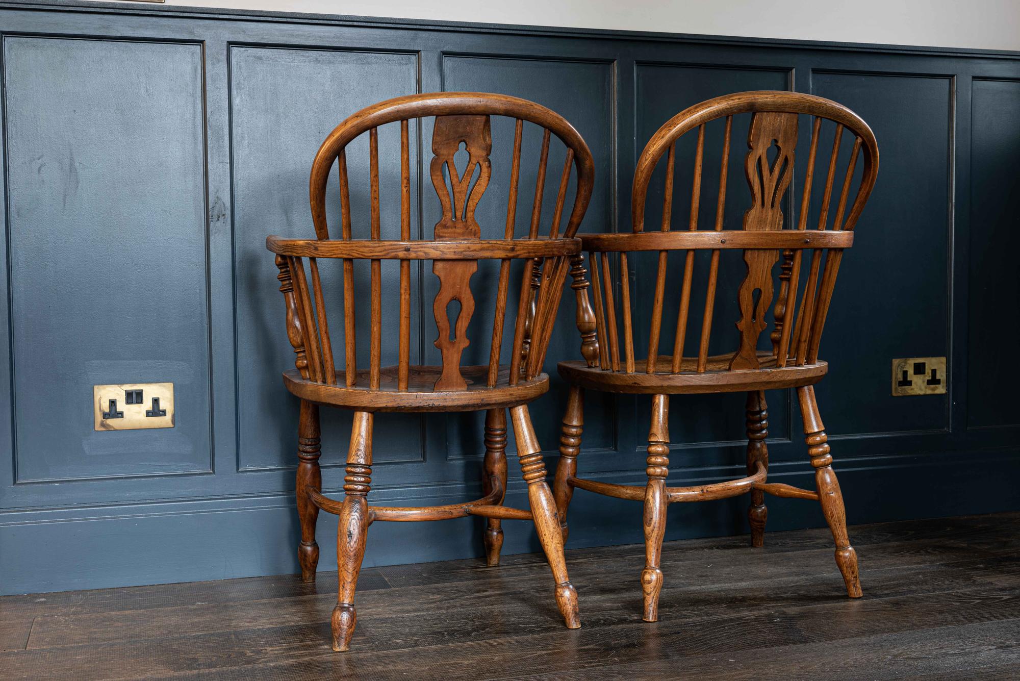Pair of English 19th Century Windsor Chairs For Sale 3