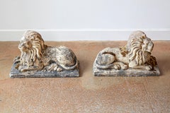 Coppia di sculture di leoni reclinati di composizione inglese del XX secolo con patina