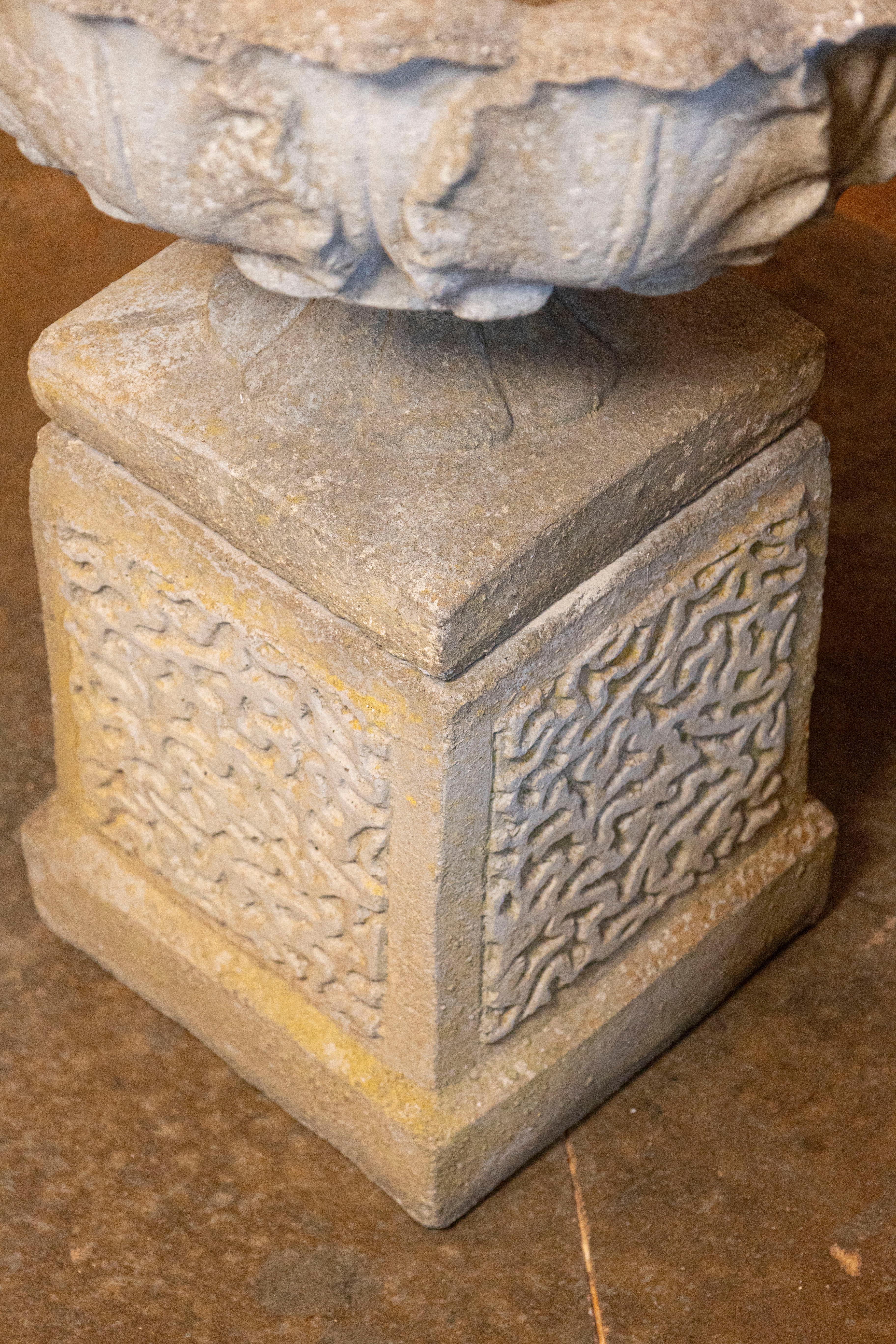 Pair of English 20th Century Stone Urns on Pedestals with Acanthus Leaf Motifs 1
