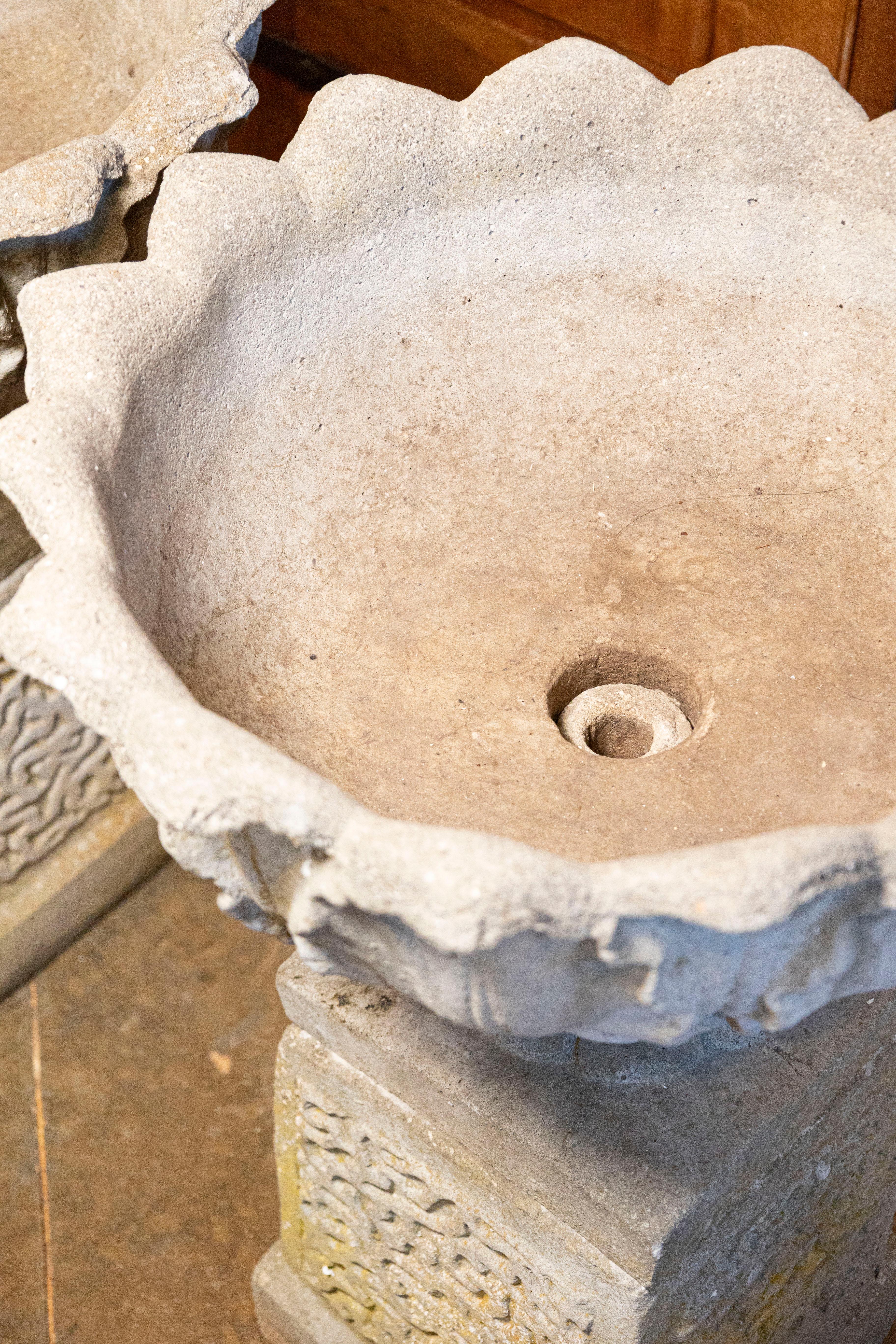 Pair of English 20th Century Stone Urns on Pedestals with Acanthus Leaf Motifs 2