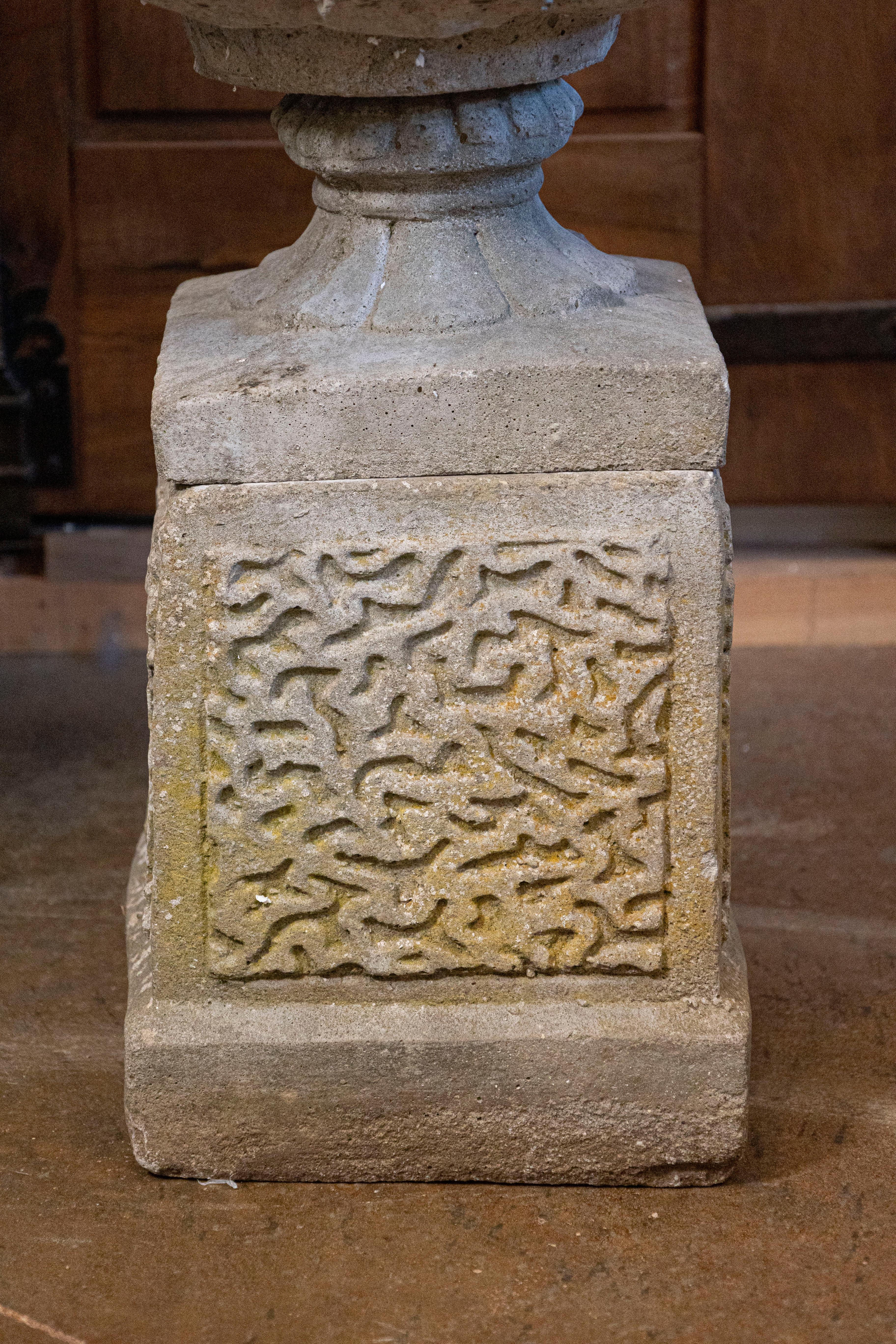 Pair of English 20th Century Stone Urns on Pedestals with Acanthus Leaf Motifs 4