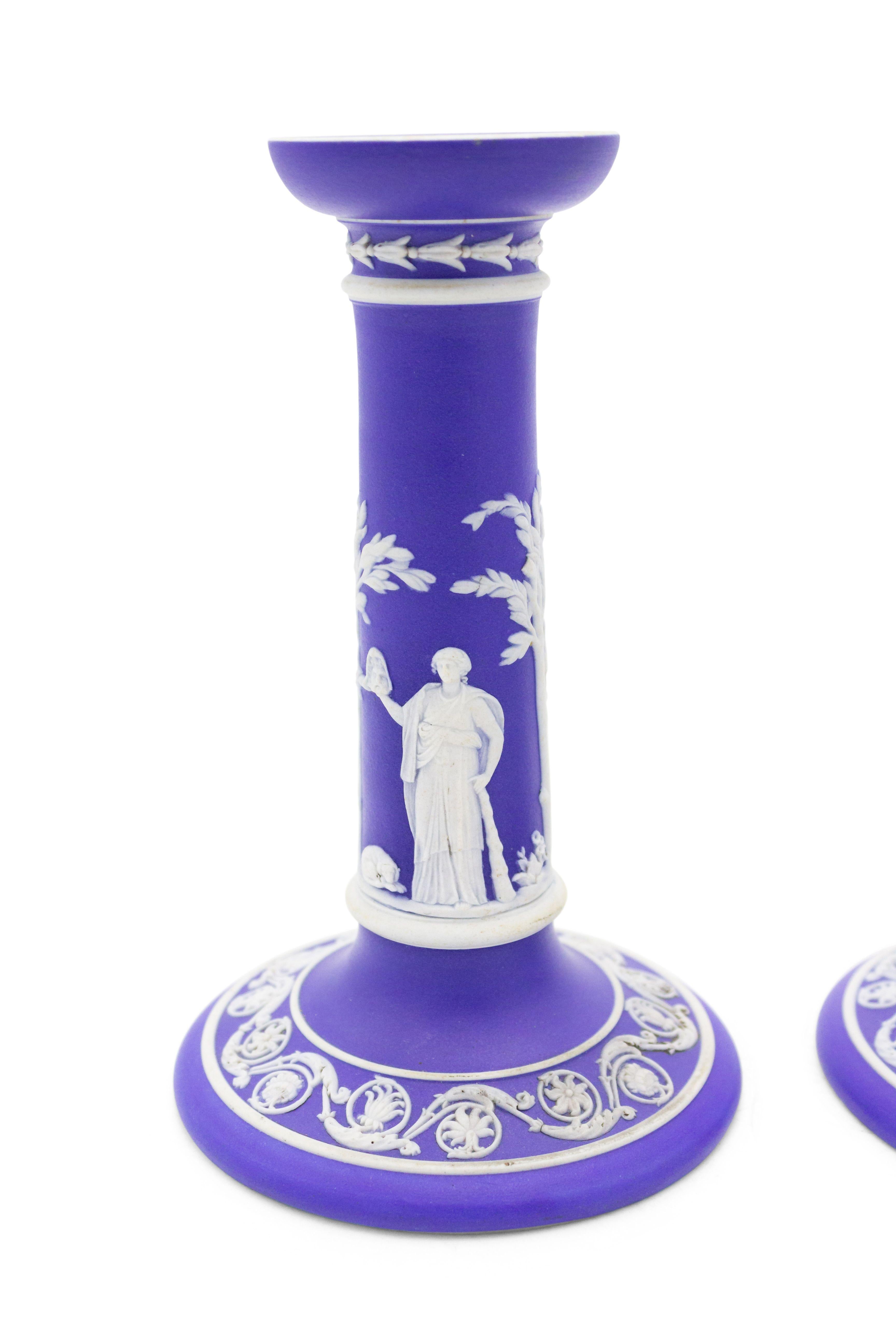 Coppia di candelabri inglesi in stile Adam (19/20° secolo) in porcellana blu e bianca di Wedgwood con figure classiche e base decorata a volute (Prezzo in coppia).
    