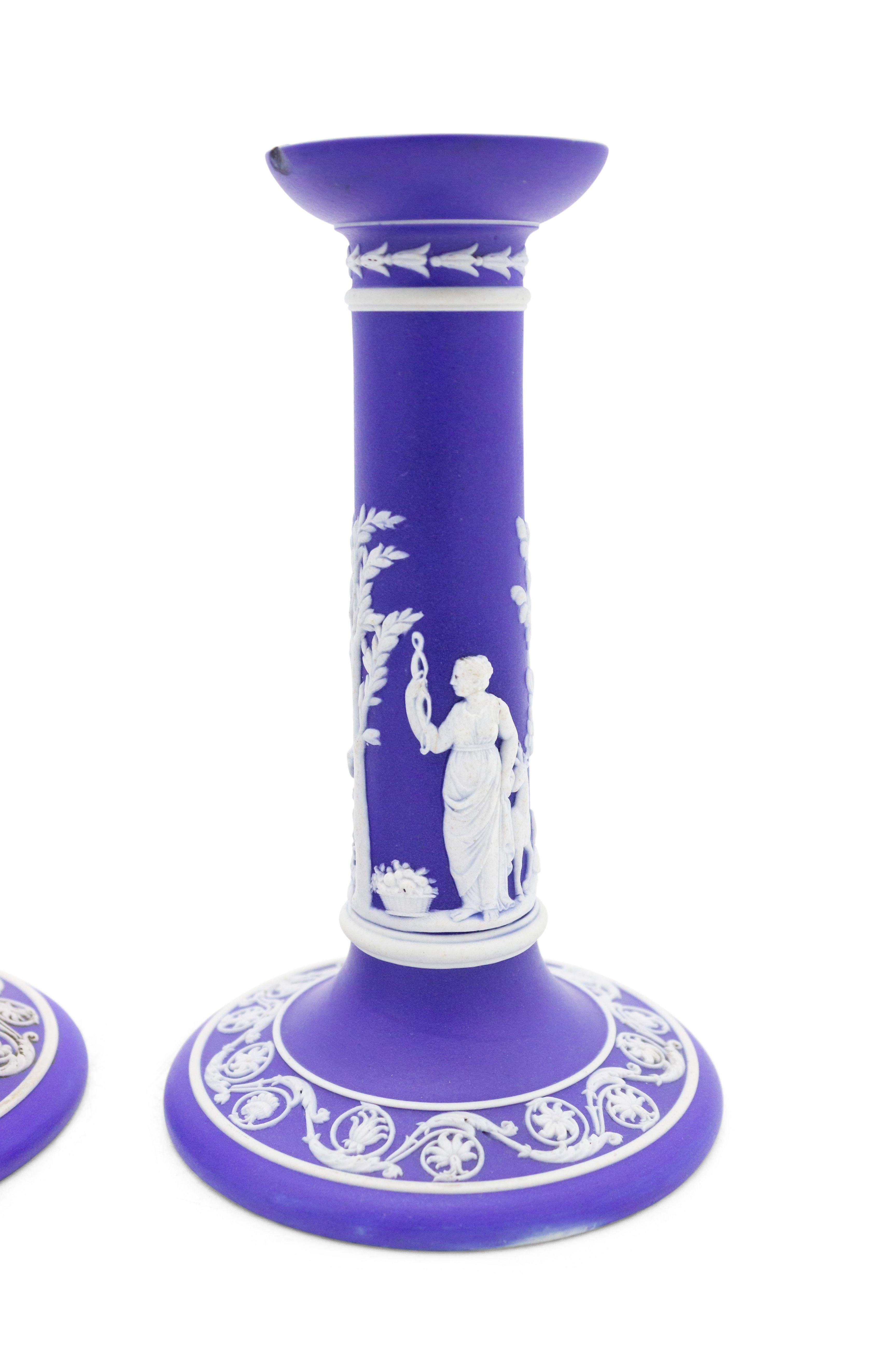 Stile Adam Coppia di candelieri inglesi in porcellana Adam Blue Wedgwood in vendita