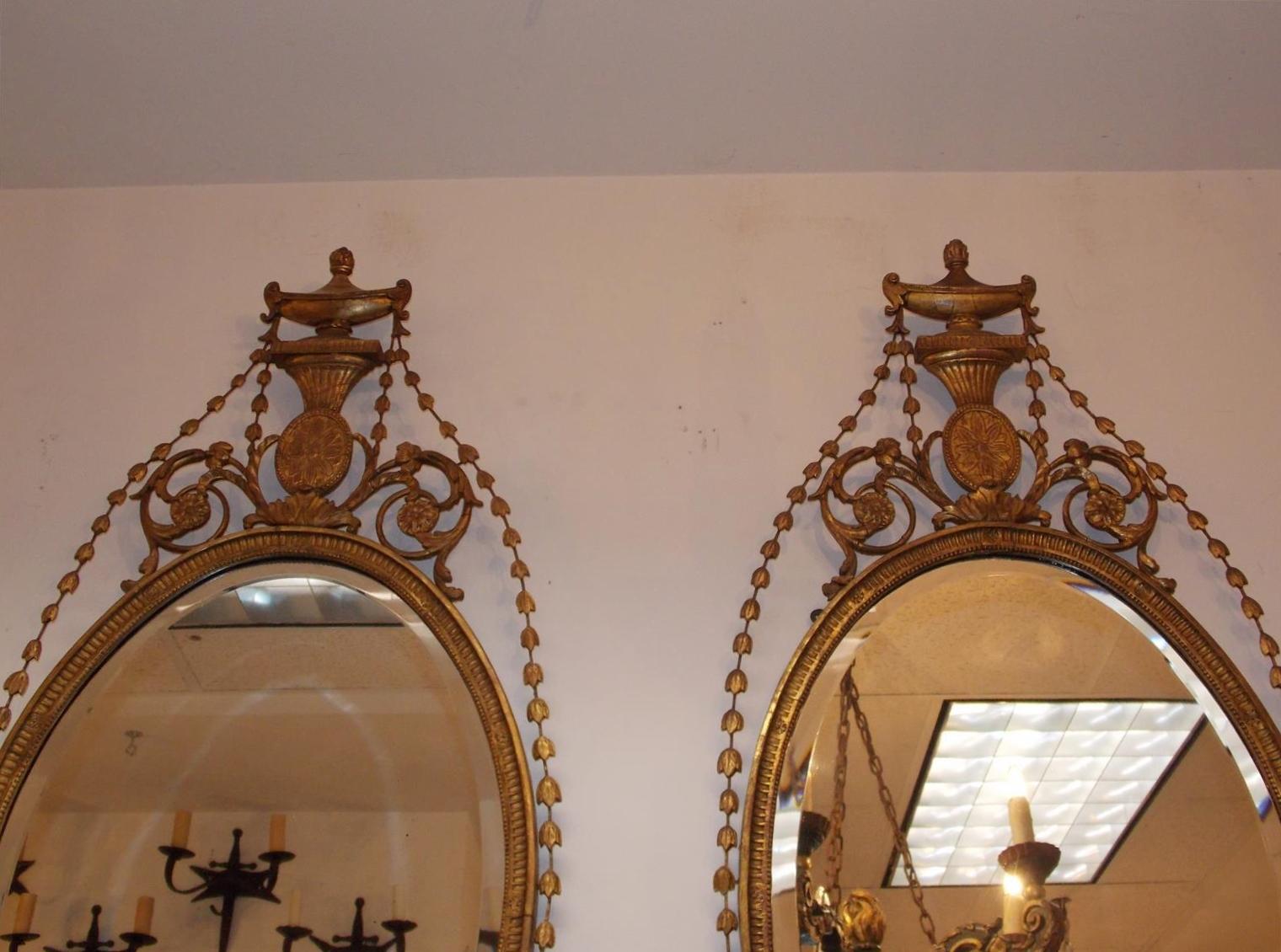 Anglais Paire de miroirs anglais Adam Oval Urn & Bell Flower avec verre biseauté, vers 1800 en vente