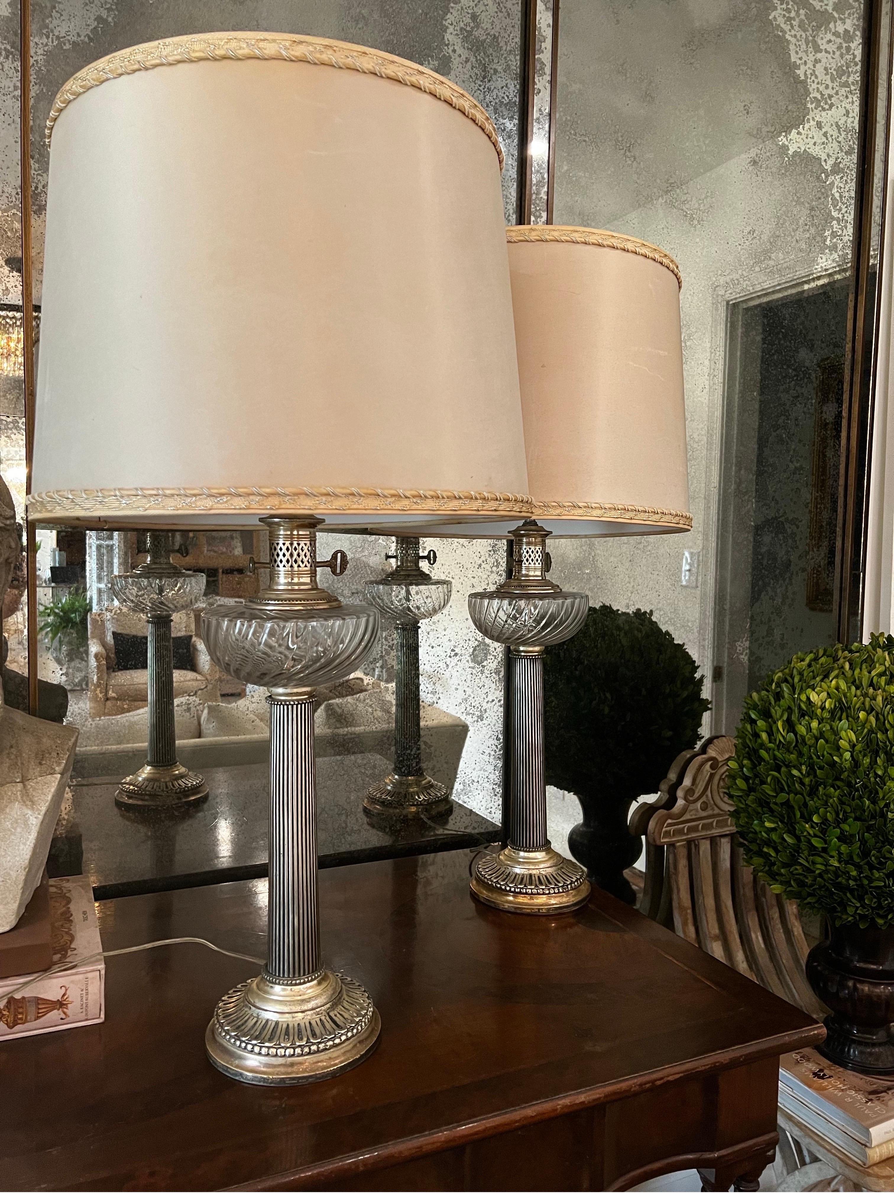 Bitte beachten Sie, dass die Lampenschirme NICHT enthalten sind. 

Ein Paar antike versilberte Tischlampen.  Ursprünglich Öllampen, die in elektrische Lampen umgewandelt wurden.
