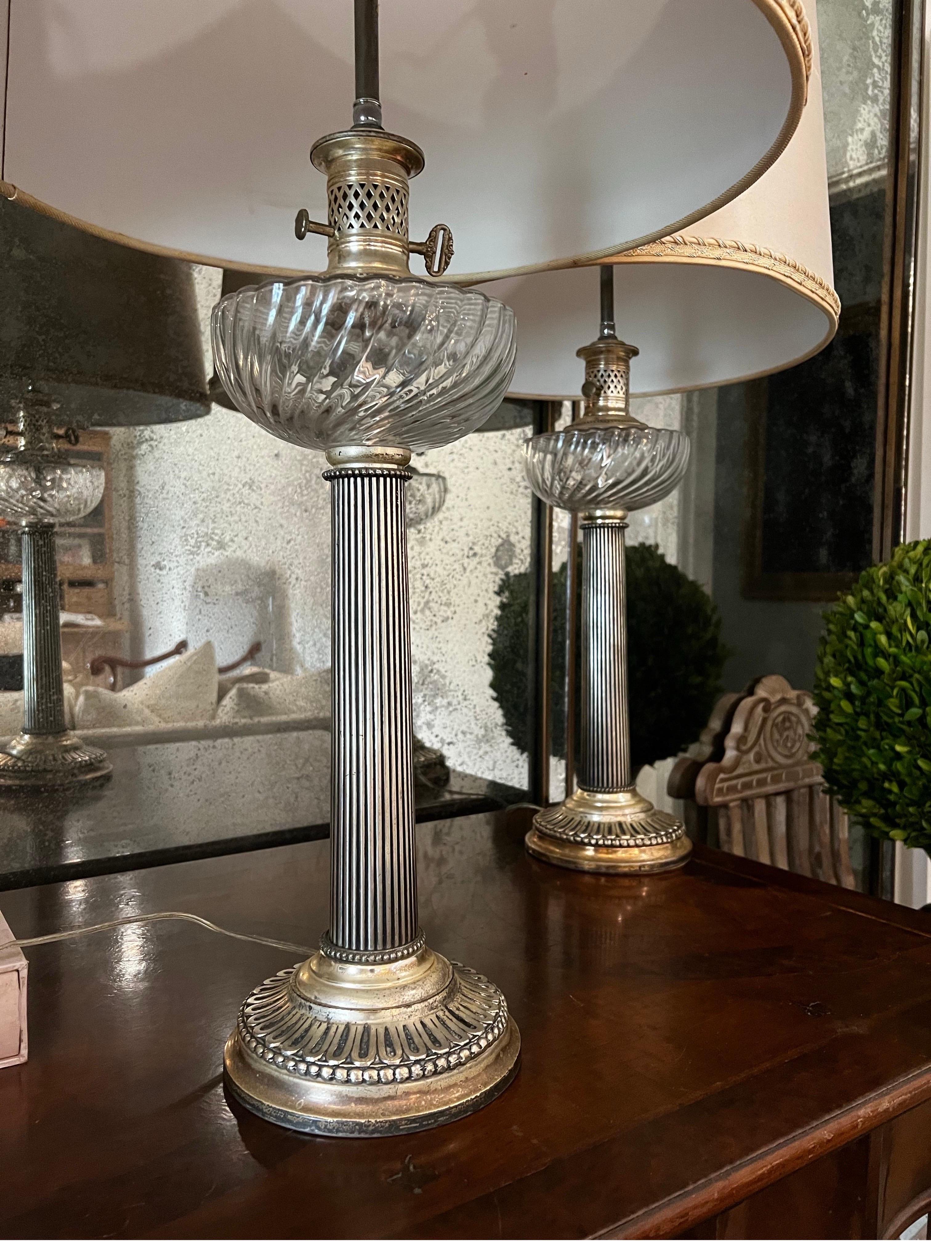20ième siècle Paire de lampes de table anglaises Adam à colonne Empire plaqué argent en vente