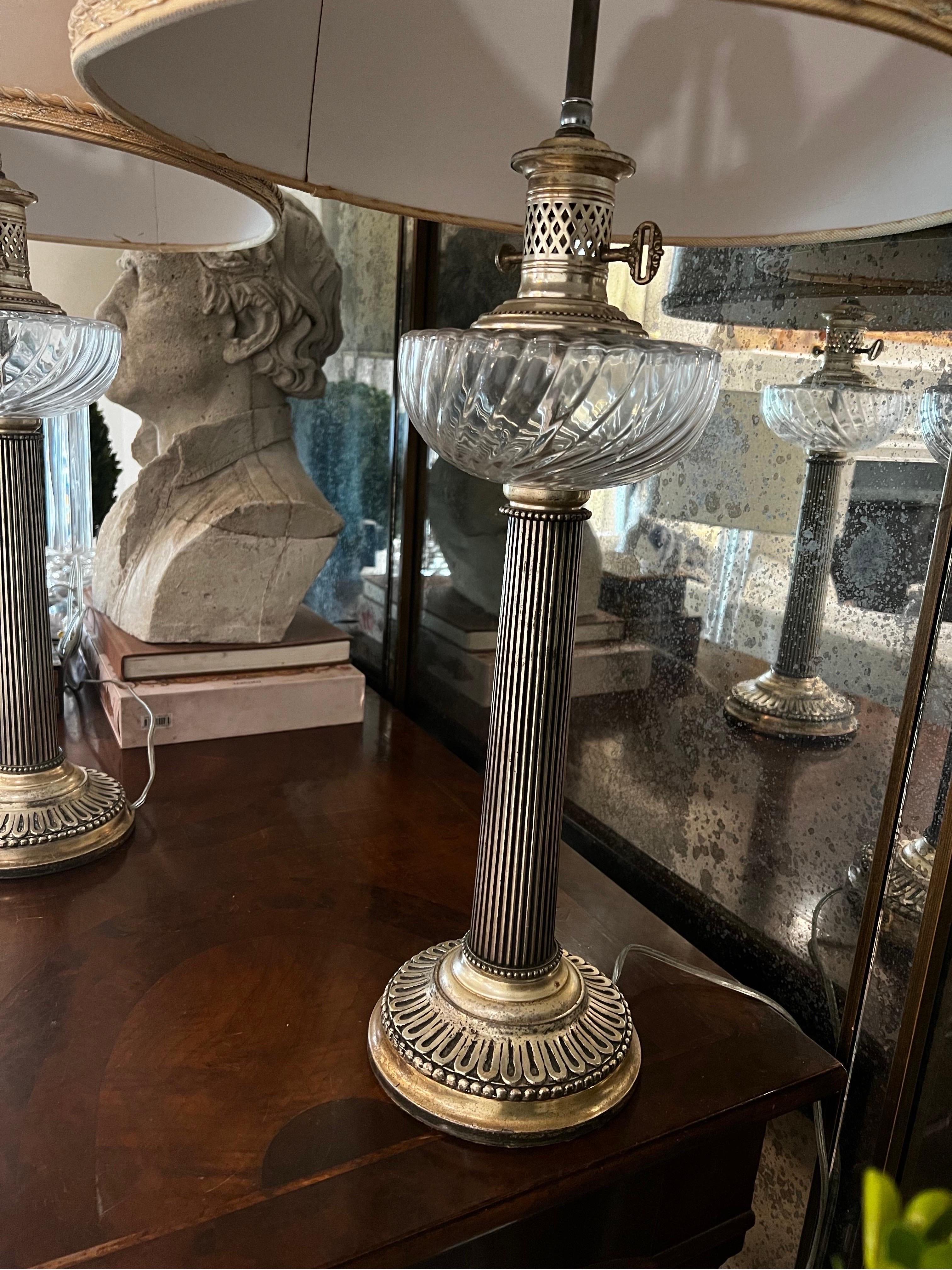 Paar englische Adams Silver Plated Empire Säulen-Tischlampen im Angebot 1