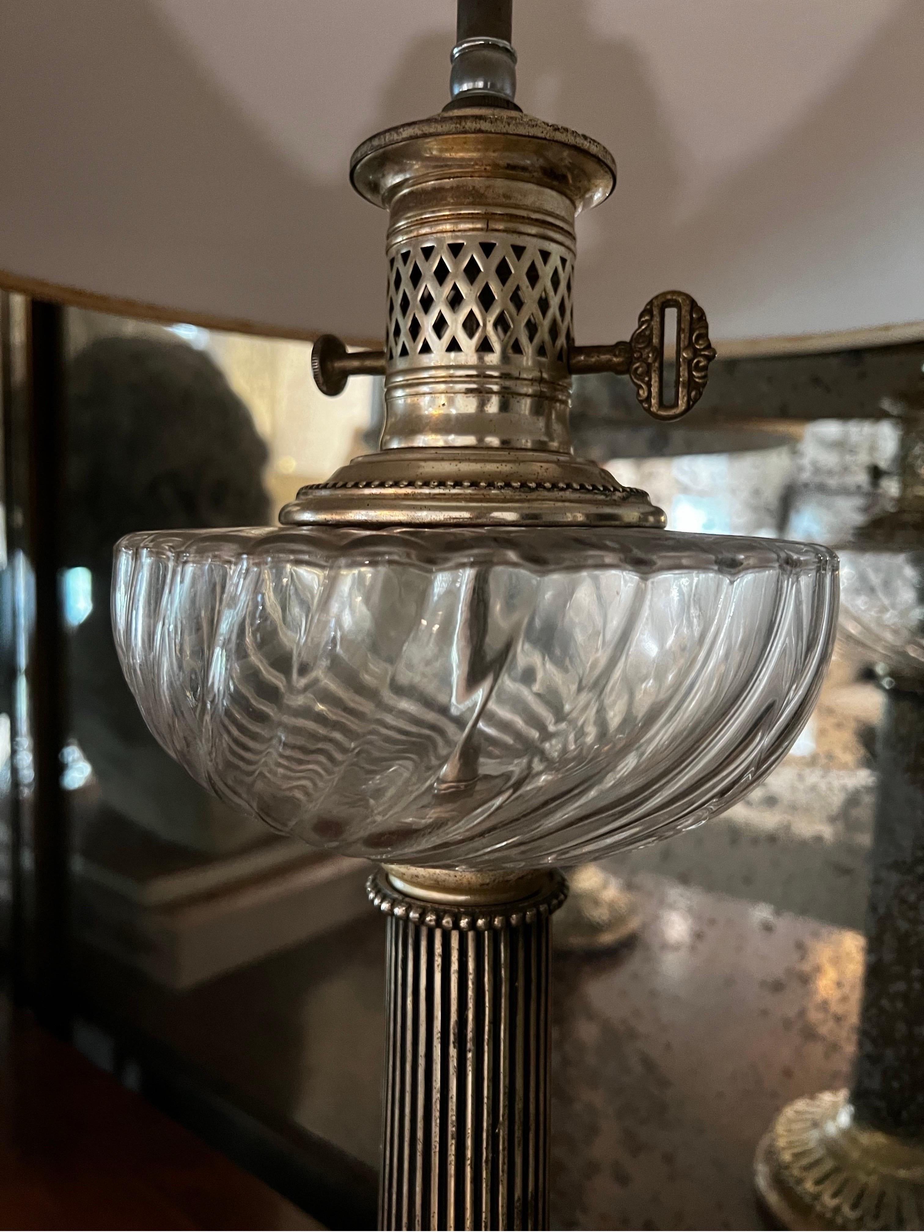 Paar englische Adams Silver Plated Empire Säulen-Tischlampen im Angebot 3