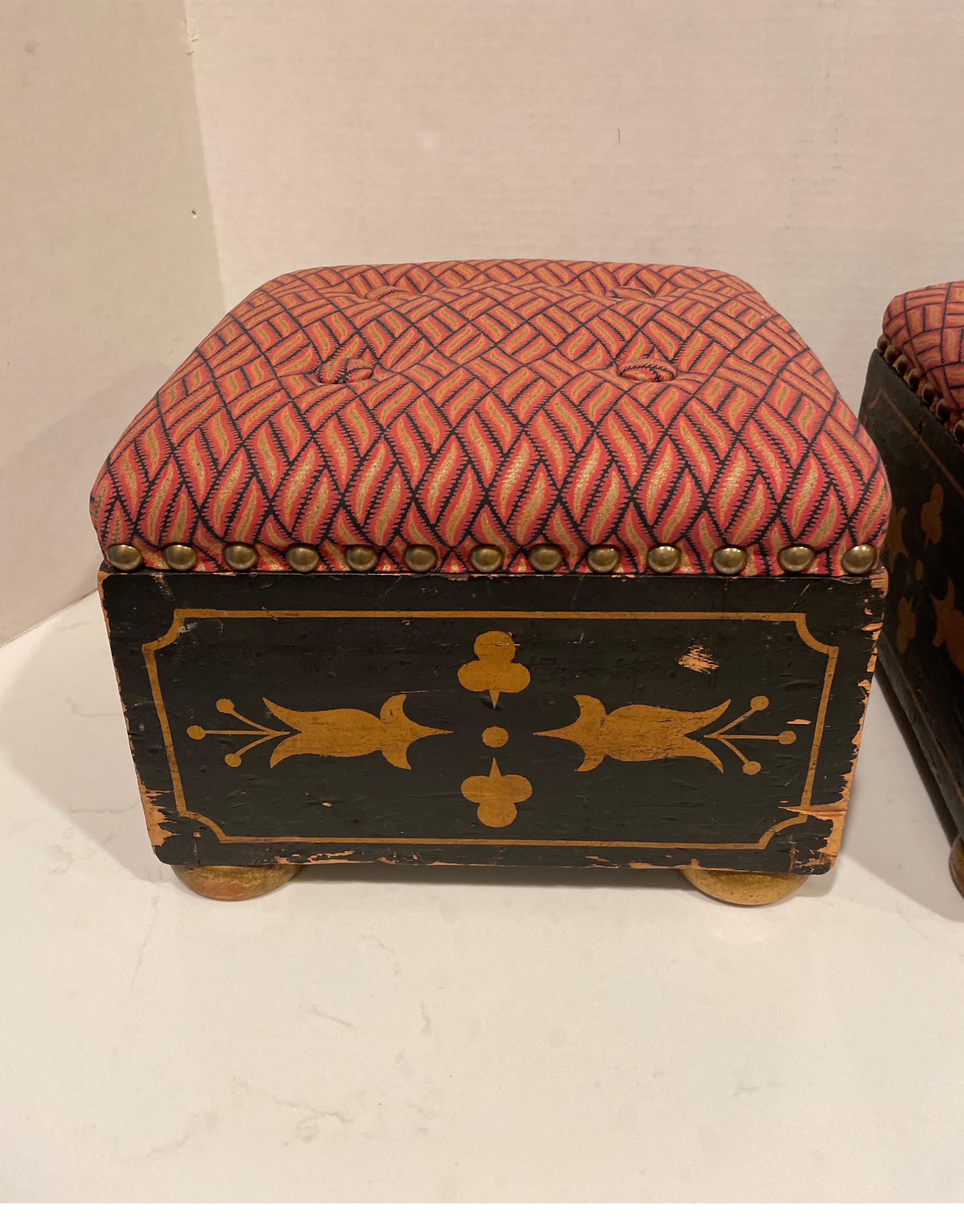 Paar englische Fußhocker mit ästhetischem Design im Angebot 4