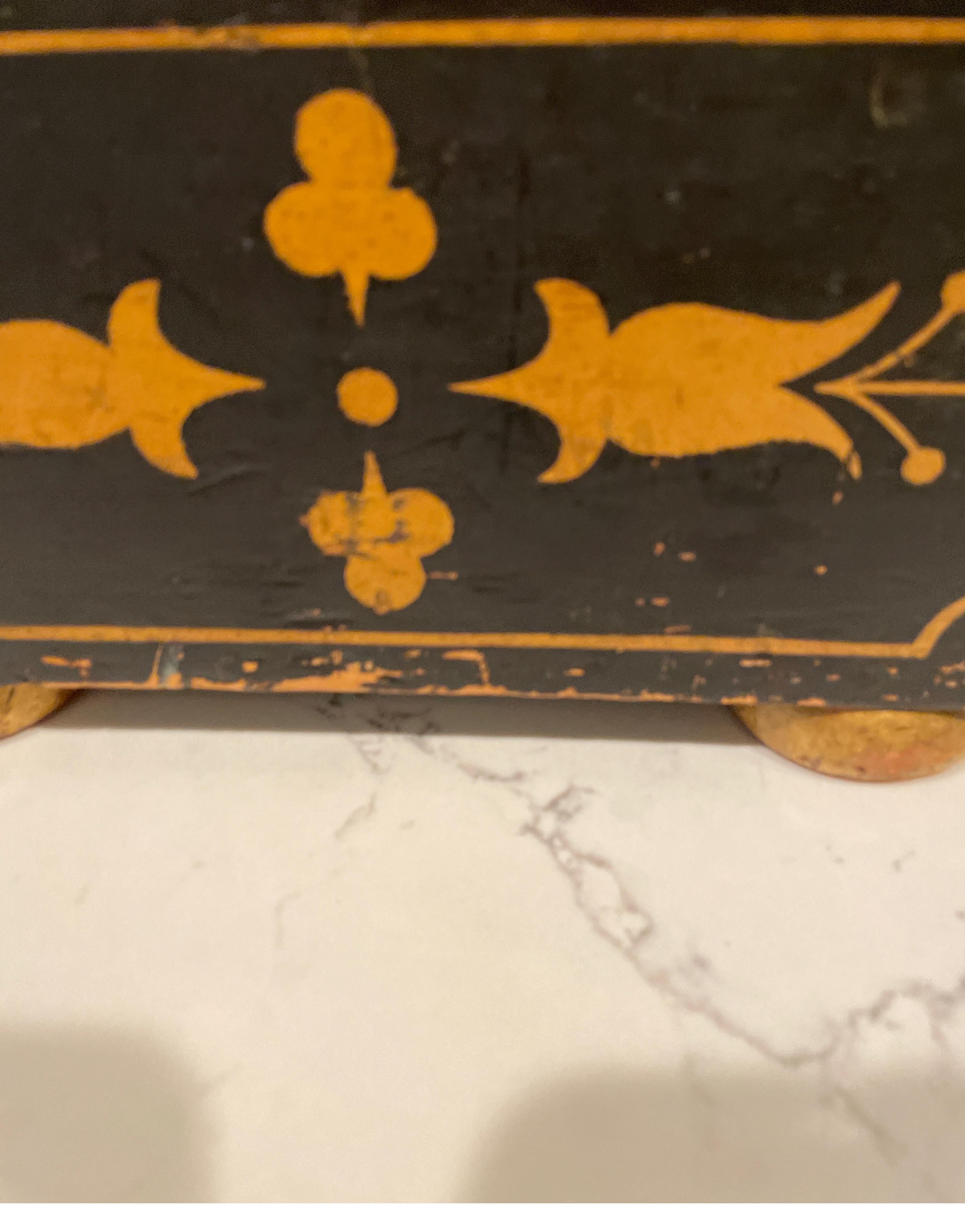 Paar englische Fußhocker mit ästhetischem Design im Angebot 3
