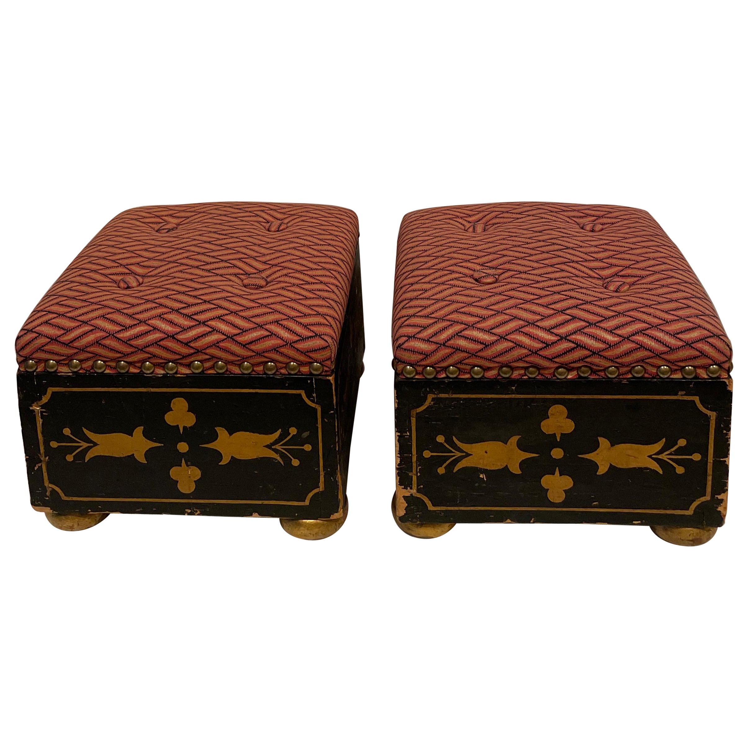 Paar englische Fußhocker mit ästhetischem Design