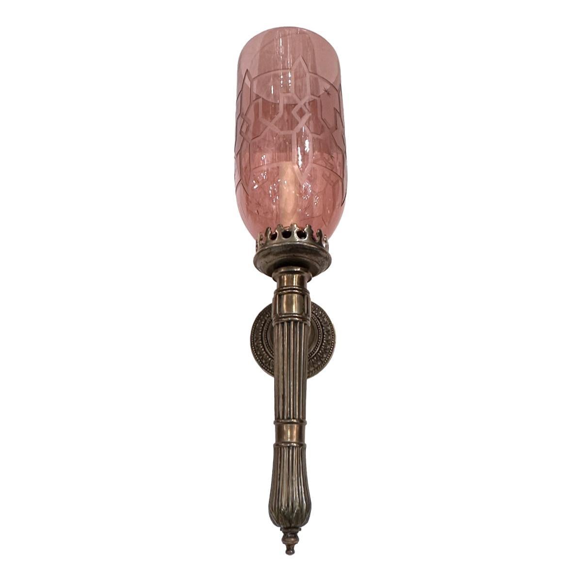 Coppia di appliques neoclassiche inglesi in vetro ametista degli anni '50 circa. 

Misure:
Altezza: 22