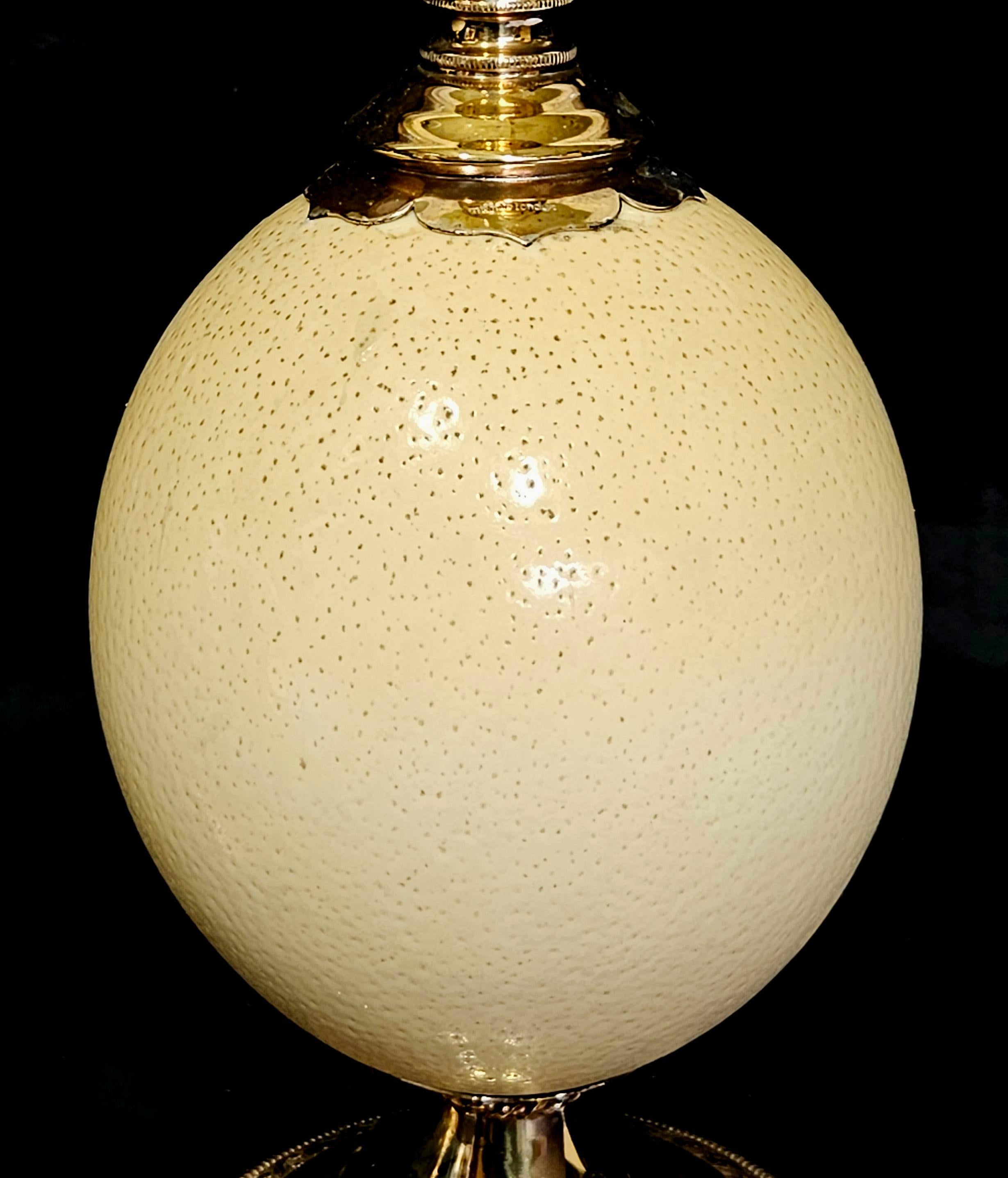 Metà XX secolo Coppia di candelieri inglesi con uova di struzzo di Anthony Redmile, entrambi firmati in vendita