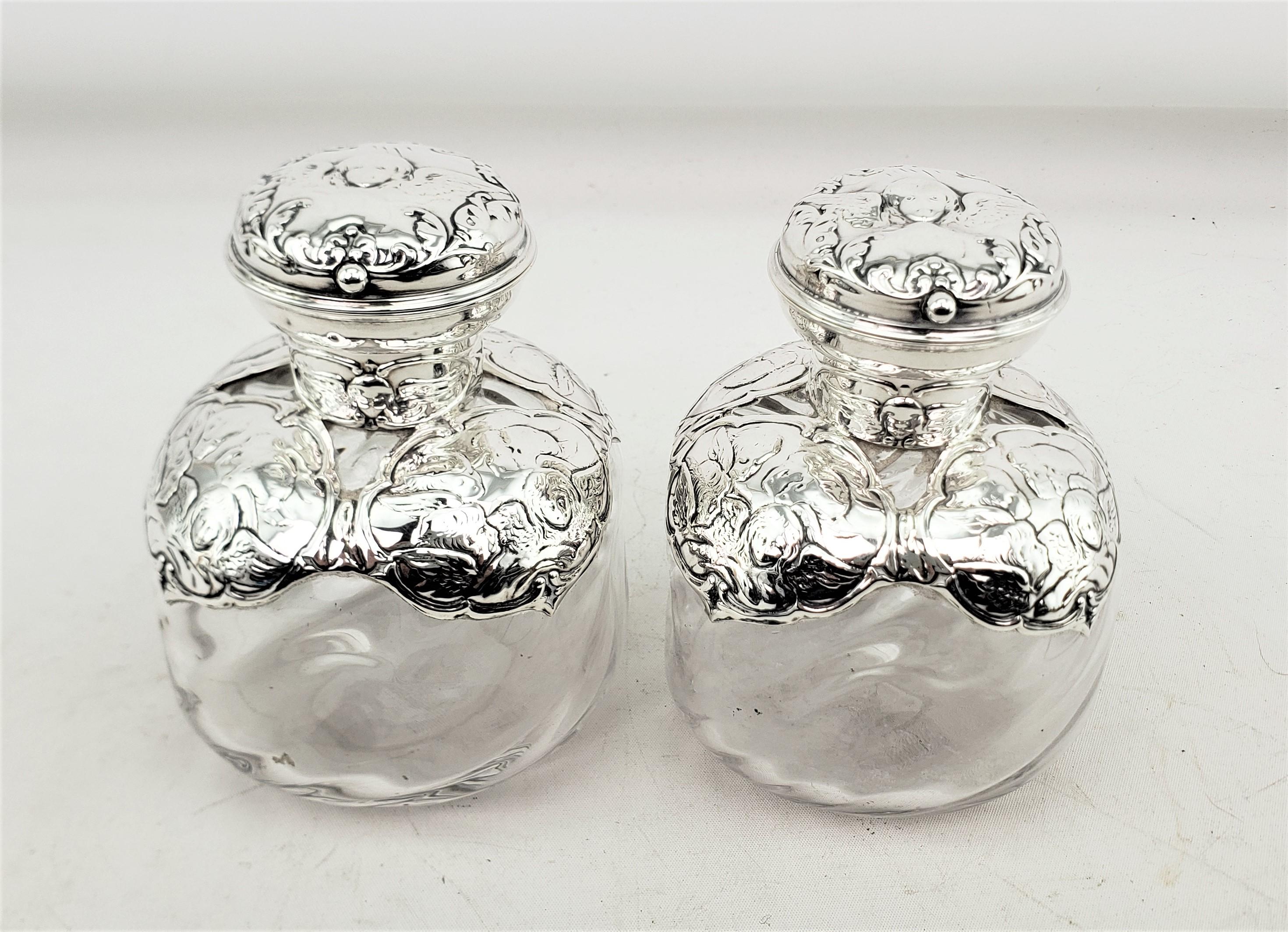 Victorien Paire de flacons de parfum anglais anciens avec anges en argent sterling repoussé en vente