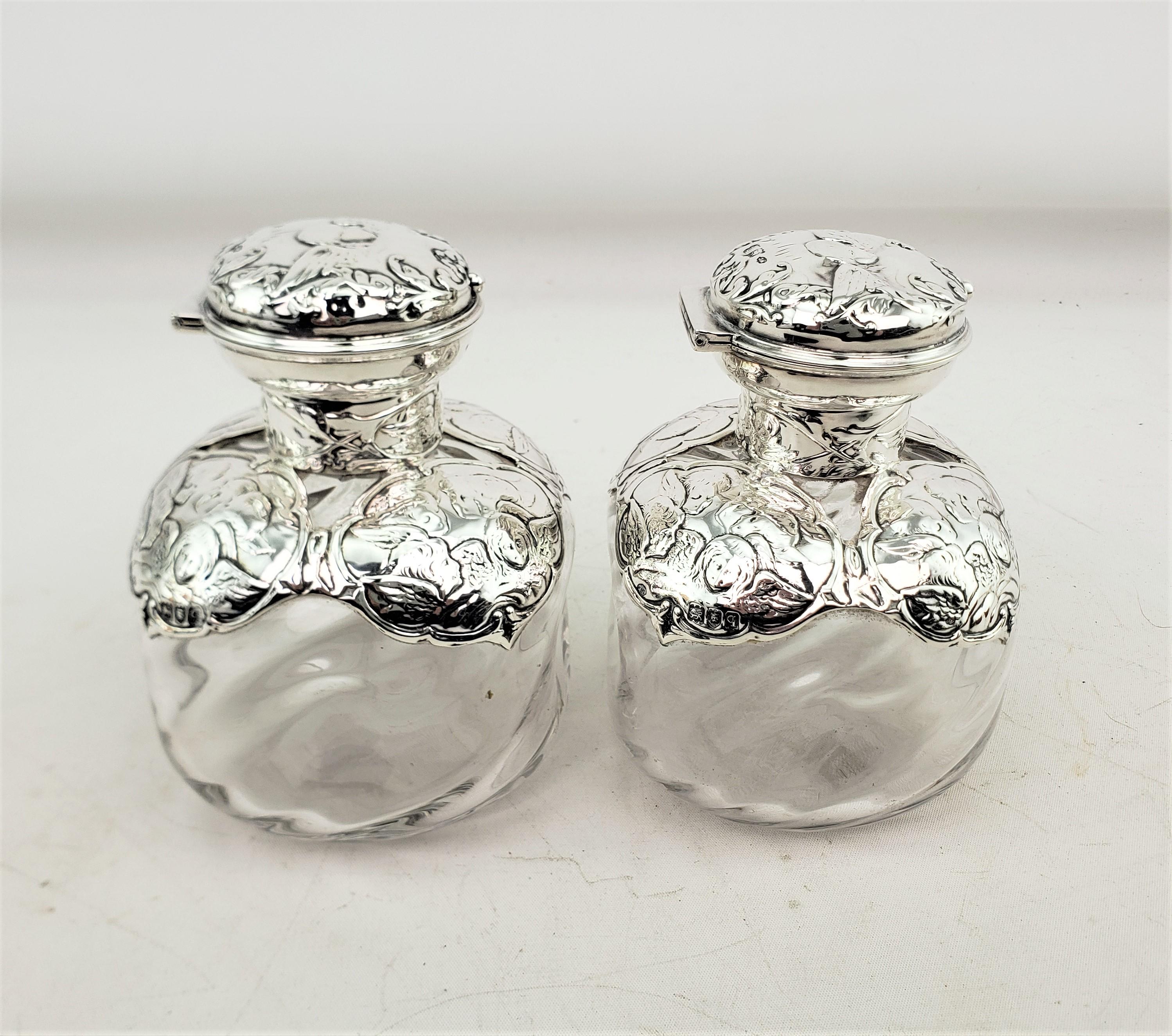 Argent sterling Paire de flacons de parfum anglais anciens avec anges en argent sterling repoussé en vente