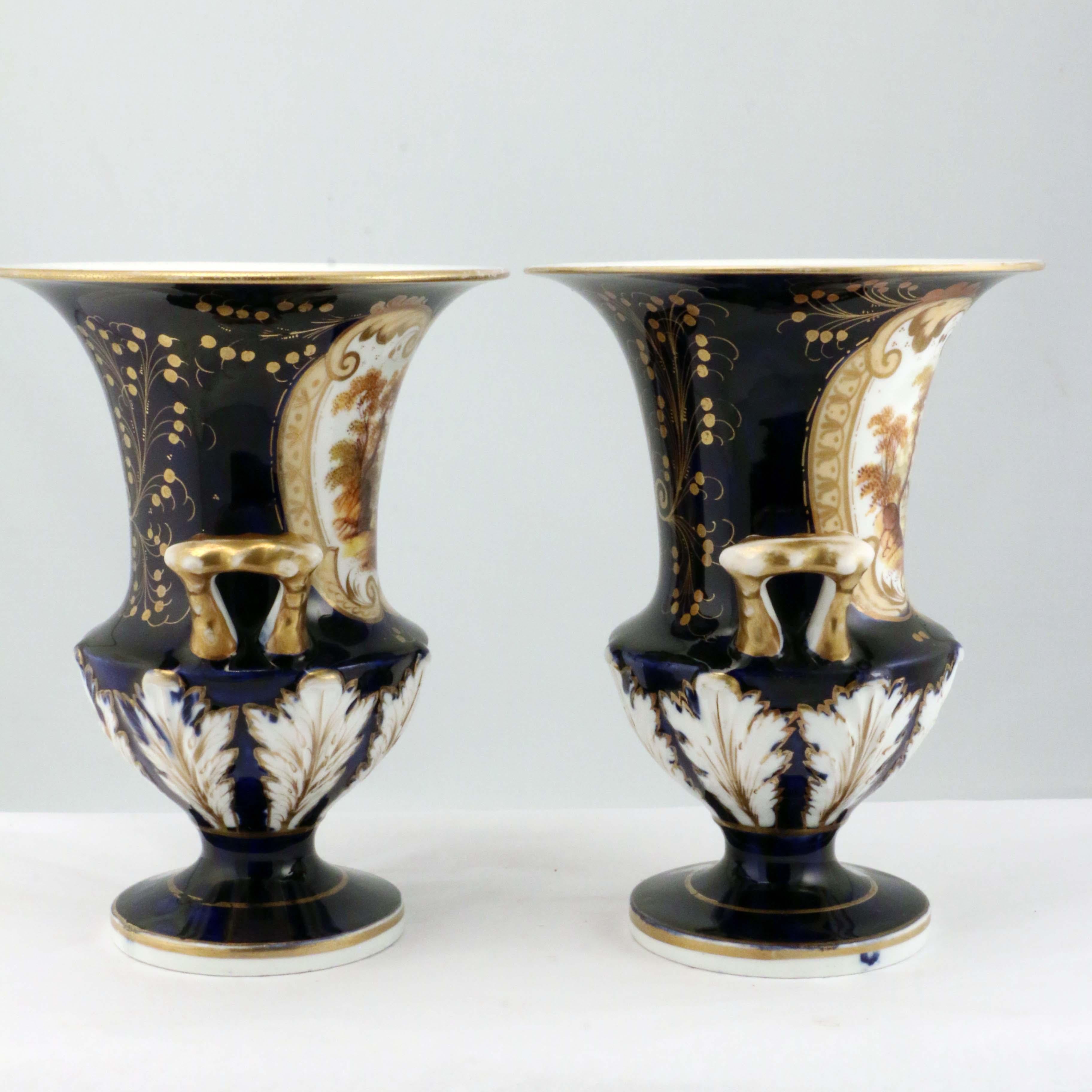 Pair of English Antique Porcelain Urns In Good Condition For Sale In Montreal, QC
