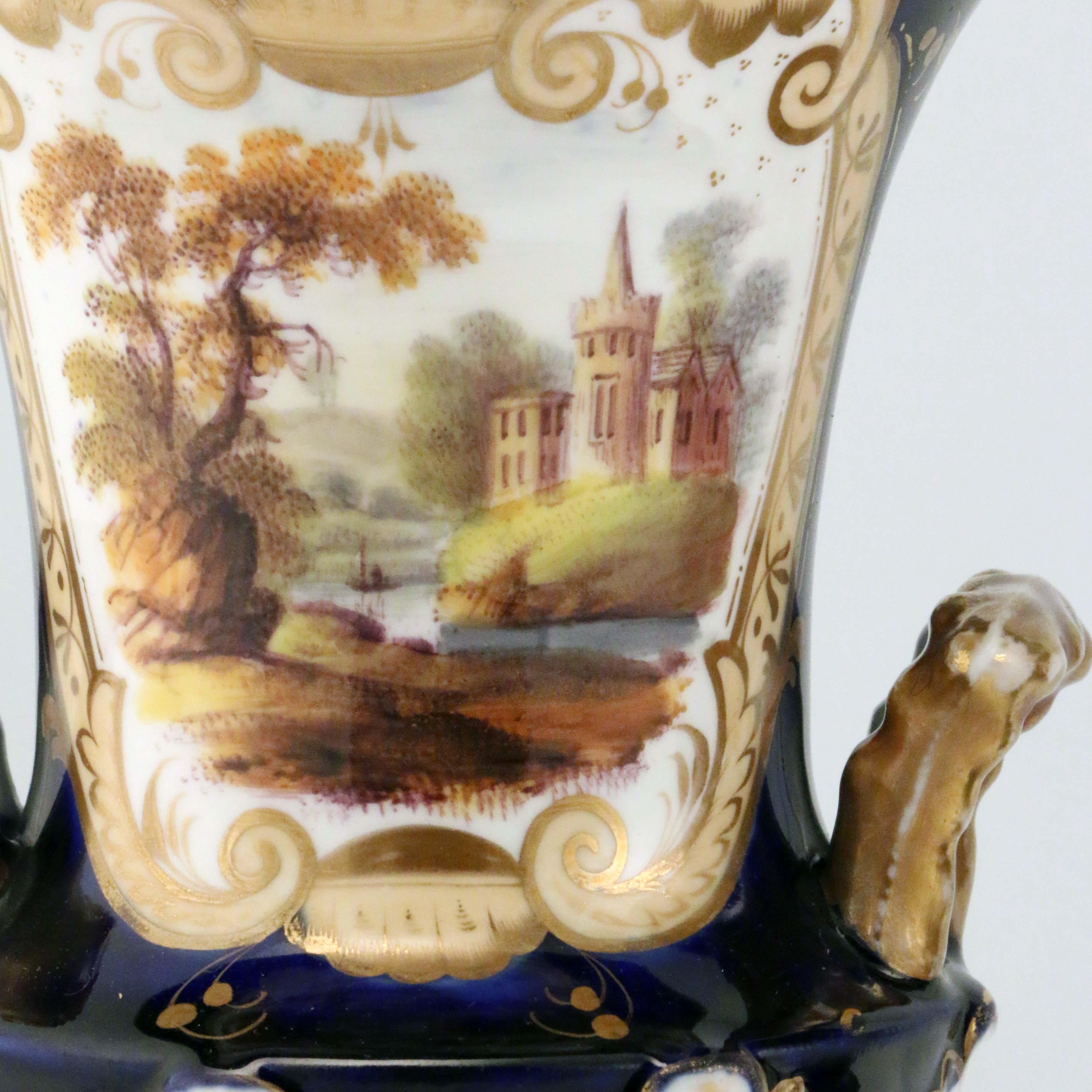 XIXe siècle Paire d'urnes anglaises anciennes en porcelaine en vente