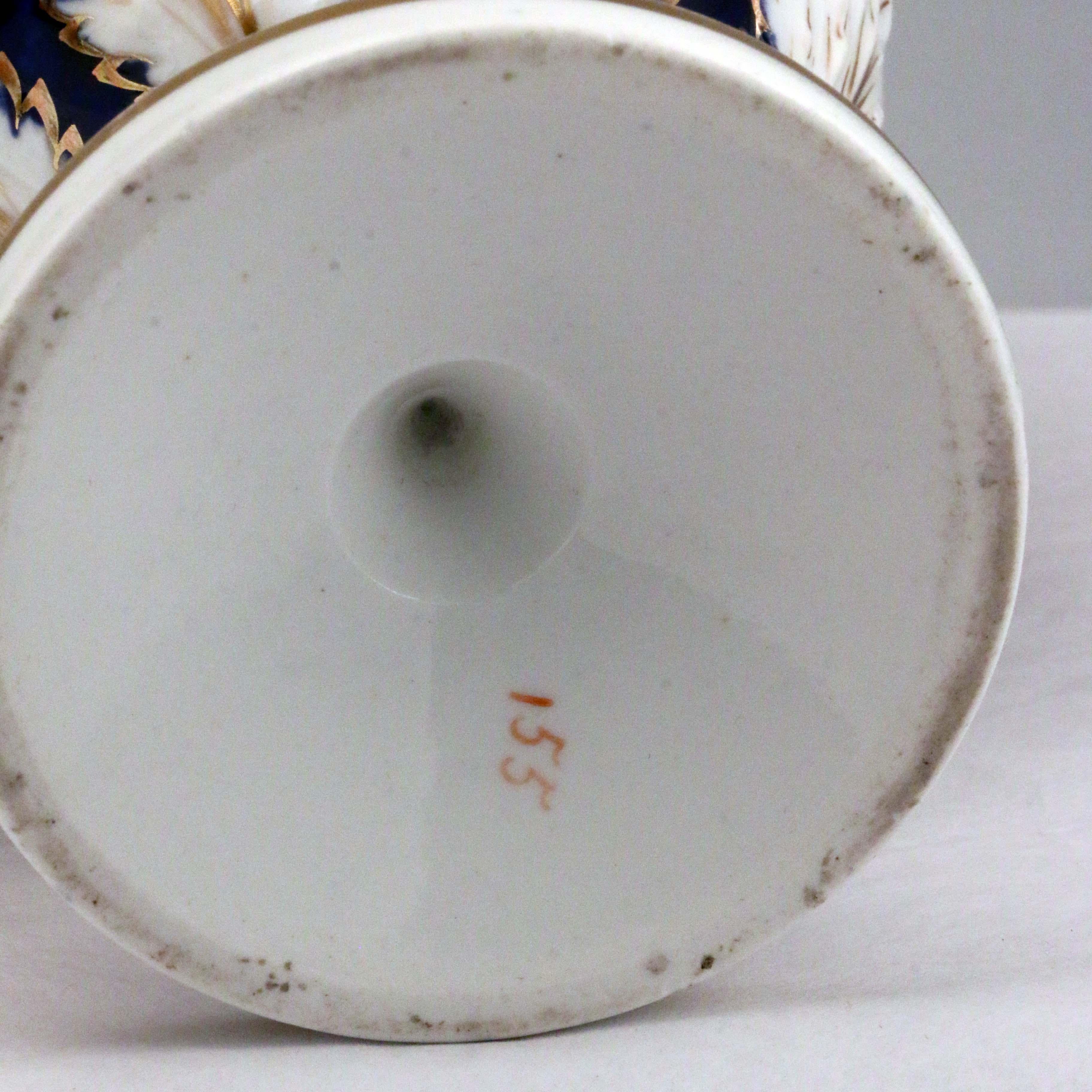 Paire d'urnes anglaises anciennes en porcelaine en vente 1