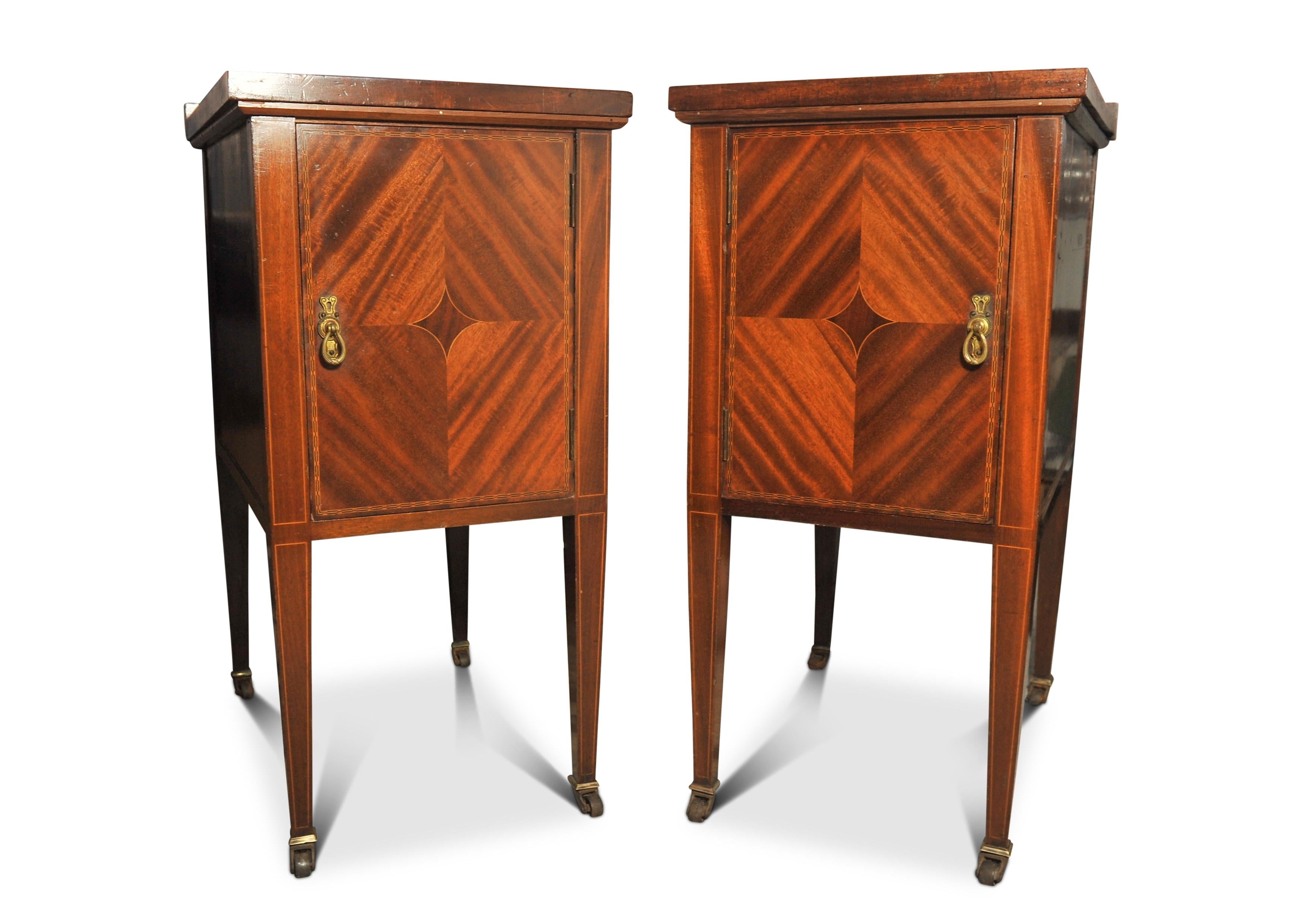 Paire d'armoires à pots assorties, fabriquées à la main, de style Sheraton, avec des poignées en laiton et des façades en placage d'acajou flammé avec incrustations de bois, joliment agencées.

Idéal pour la chambre à coucher, comme table de chevet,