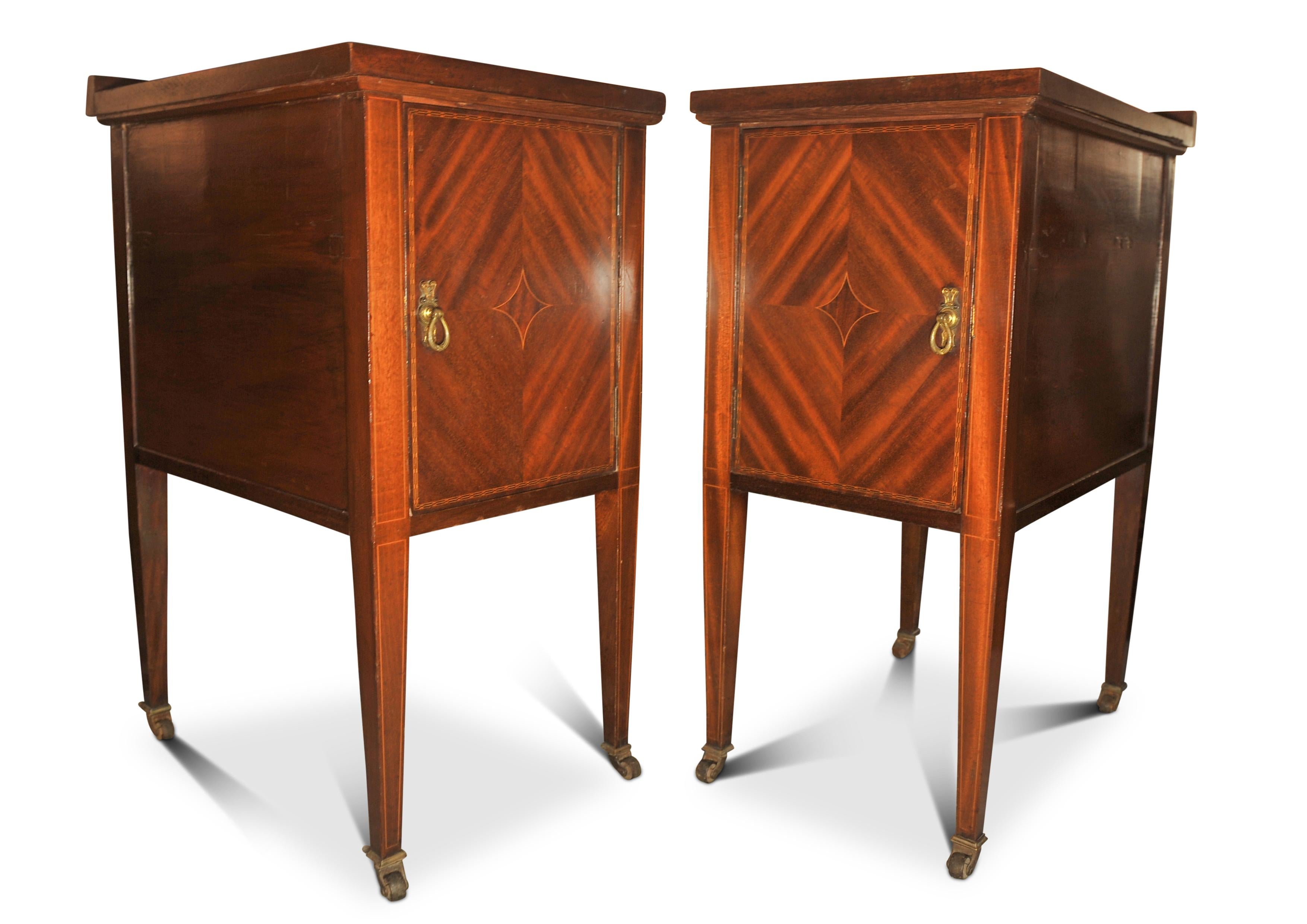 Anglais Paire de tables de nuit anglaises anciennes de style Sheraton Revival édouardien en vente