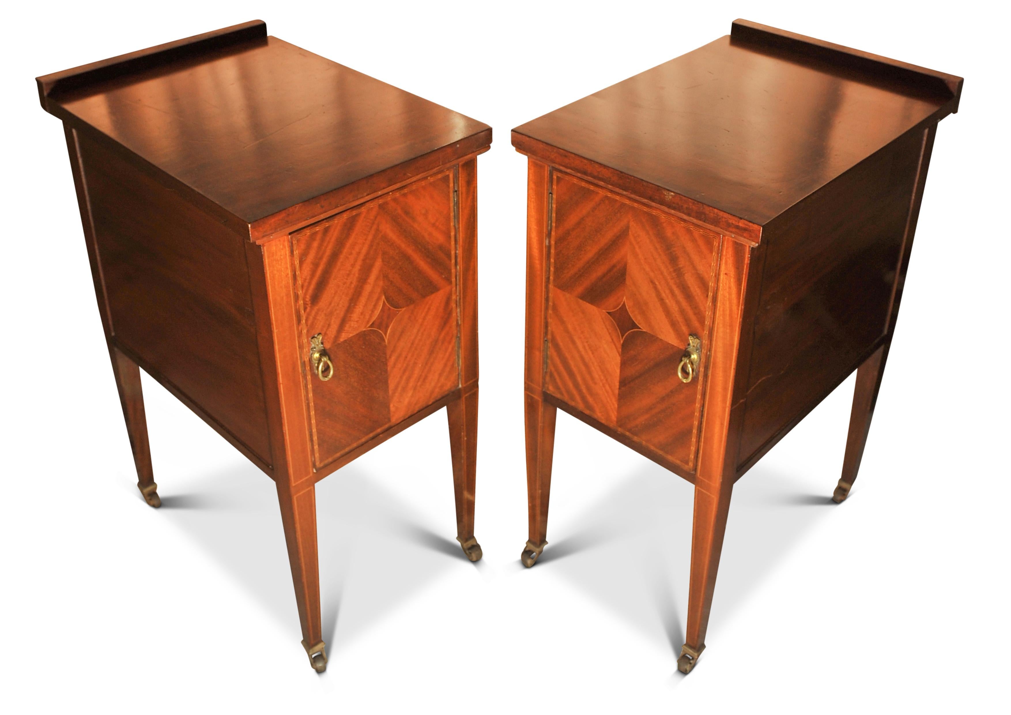 Fait main Paire de tables de nuit anglaises anciennes de style Sheraton Revival édouardien en vente