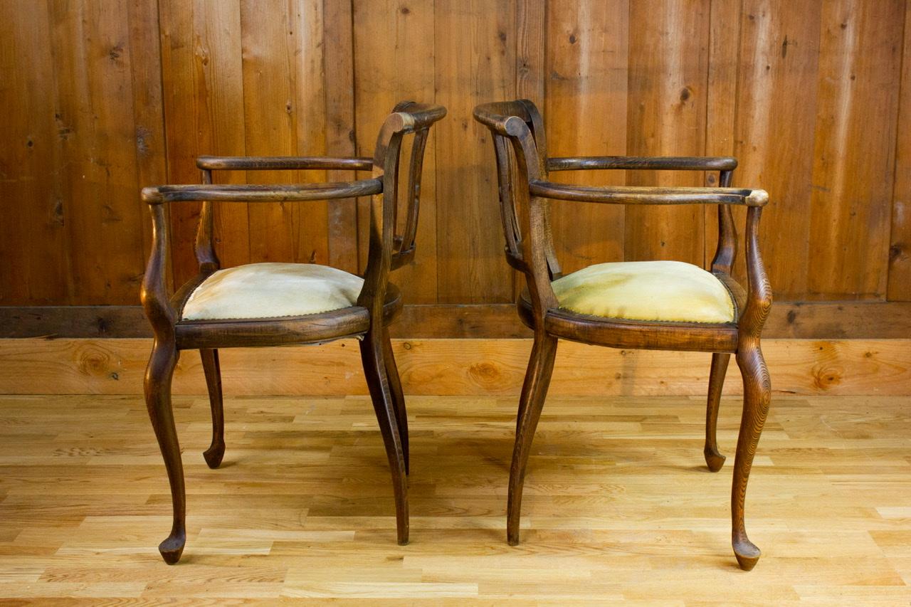 Pareja de sillones ingleses, época eduardiana, finales del siglo XIX/principios del XX, estilo Chippendale.
Los sillones presentan un armazón de haya bellamente moldeado y bien proporcionado. Las patas delanteras tienen forma de cabriolé y terminan