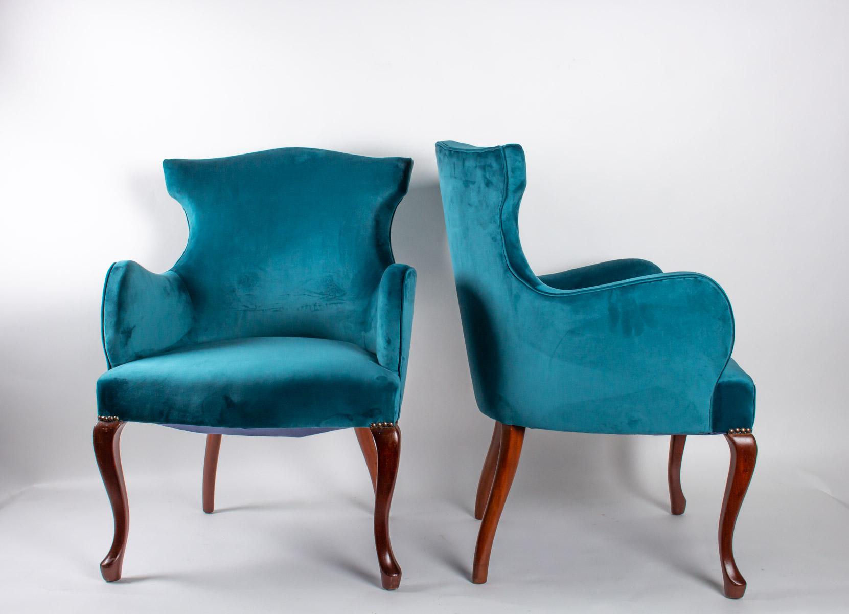 Pair of English armchairs from the beginning of the 20th century, feet in solid mahogany
Measures: H 85cm, W 60cm, D 57cm.