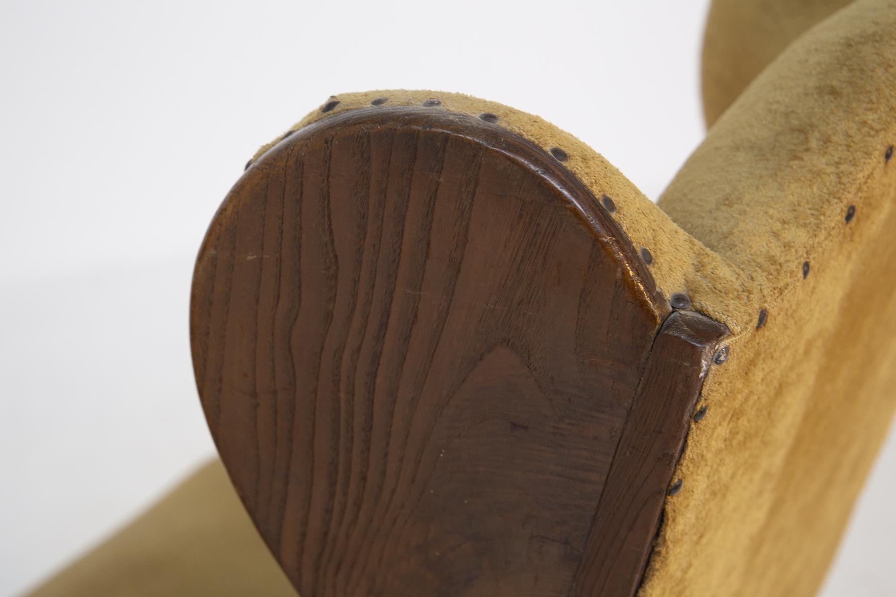 Coppia di poltrone inglesi in velluto e legno di noce in vendita 6