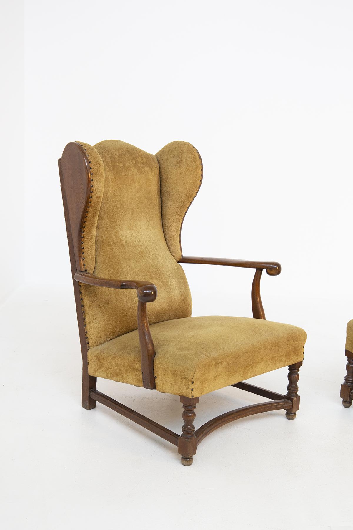 Gorgeous pair of velvet armchairs of English manufacture of the late 1800s.
The beautiful armchairs have a walnut wood structure and have been lined with sand colored velvet tending to yellow ocher.
Positioned in the high sides of the back we find