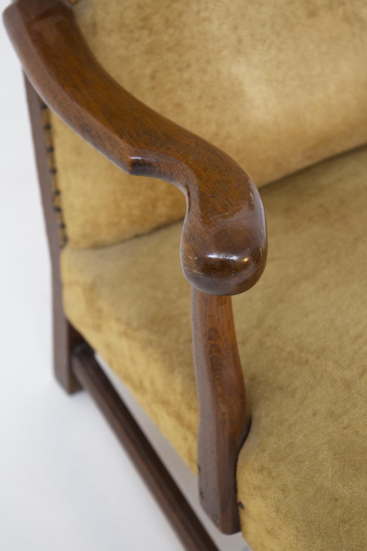 Paar englische Sessel aus Samt und Nussbaumholz aus dem späten 19. Jahrhundert im Angebot 1