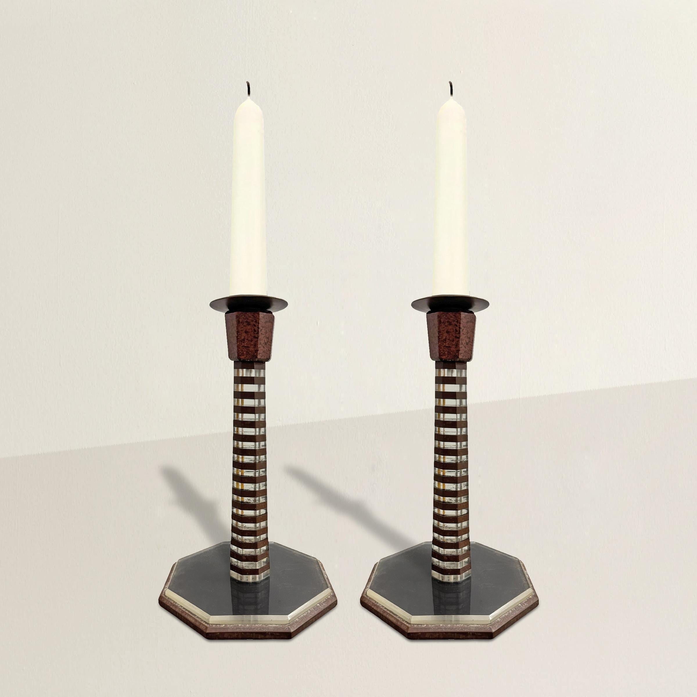 La geometría se une al glamour en este raro par de candelabros art déco ingleses, cuyas formas se construyen alternando discos octogonales de Lucite transparente y baquelita de cálido acabado 