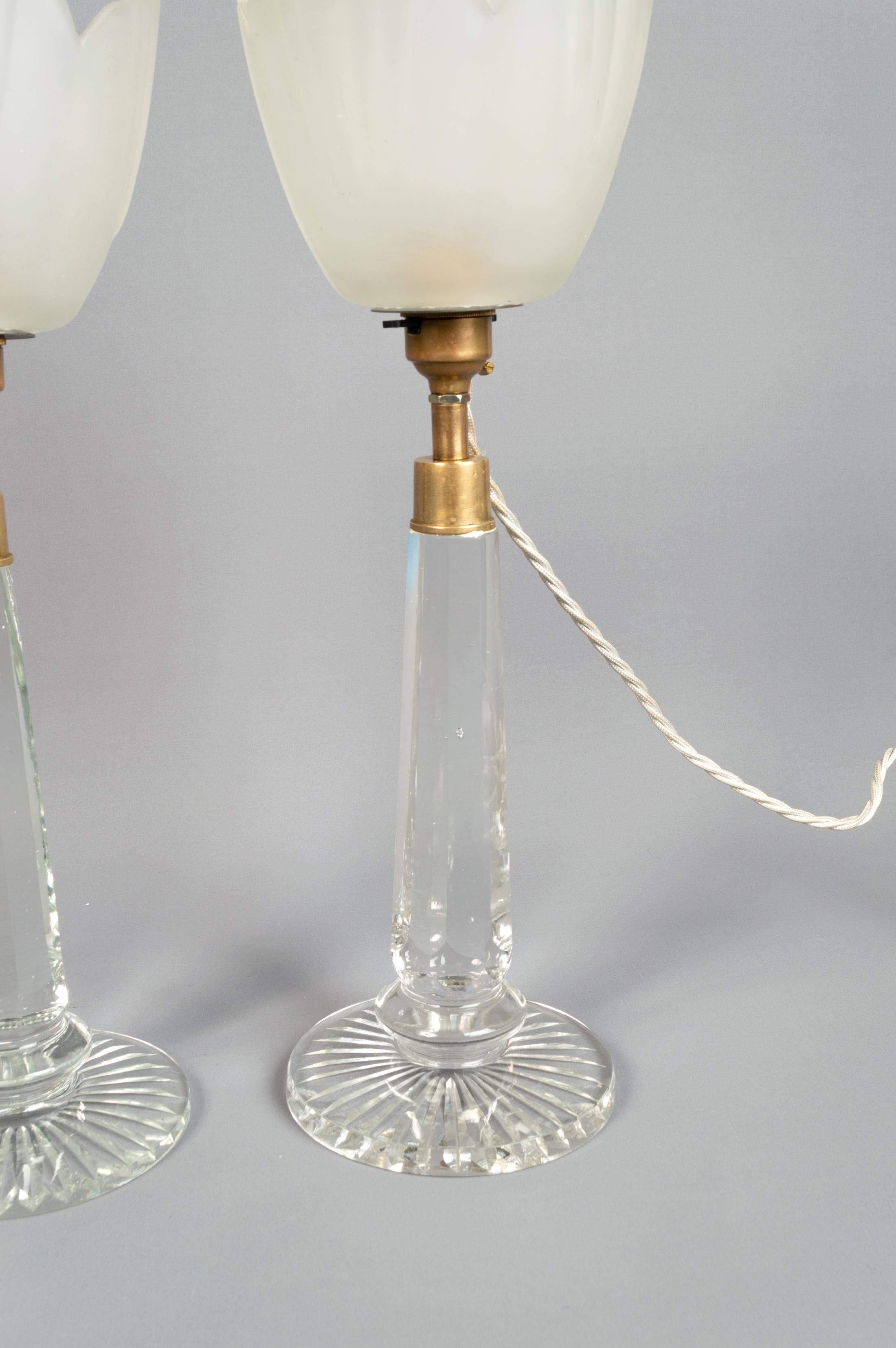 Une belle paire de lampes de table en cristal Art Déco avec des tiges cannelées, des accessoires en laiton et des abat-jours en verre opaque évasé Art Déco. 
Angleterre, C.I.C.

En excellent état proportionnel à l'âge.
 