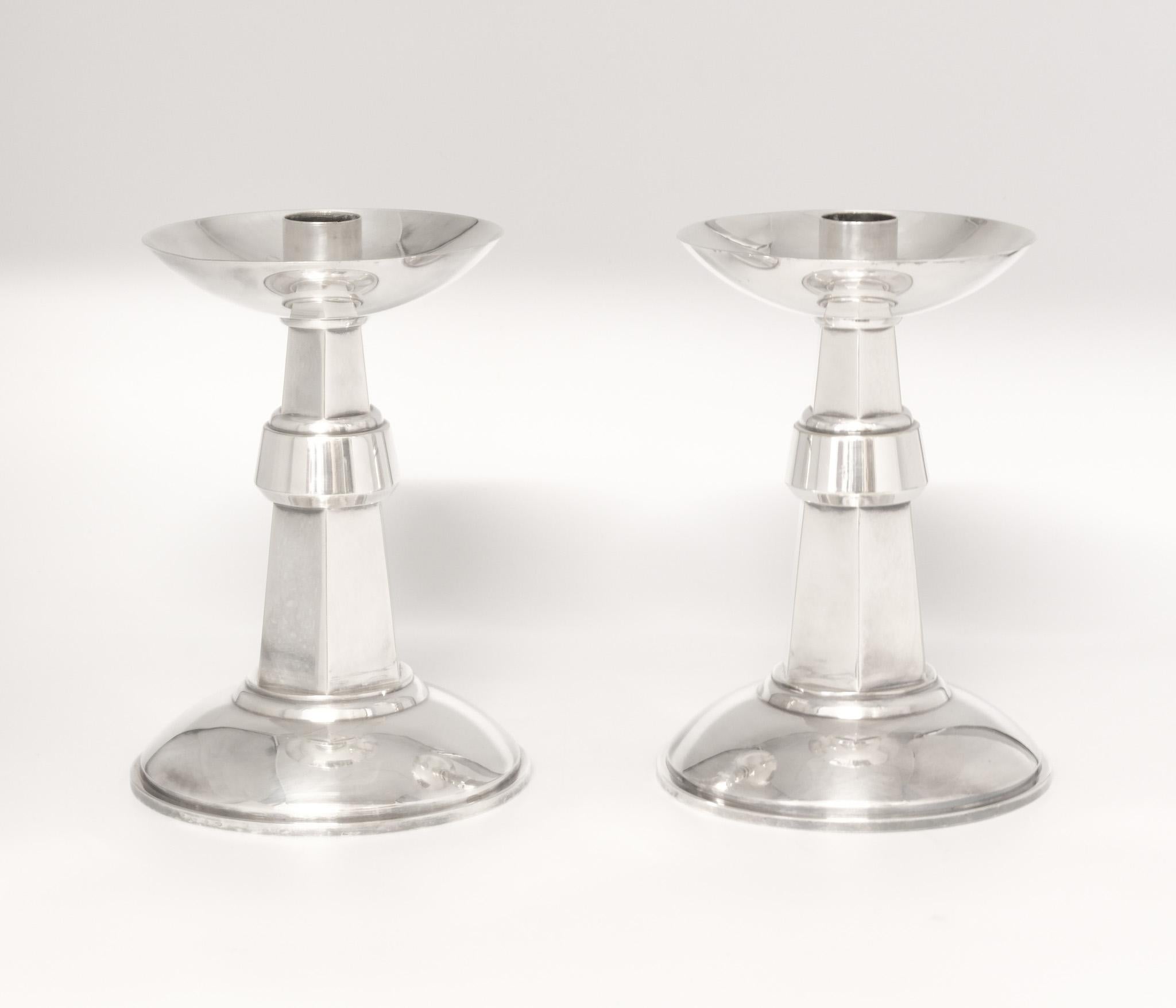 Coppia di candelabri inglesi Art Deco di grandi dimensioni placcati in argento 1930 in vendita 3