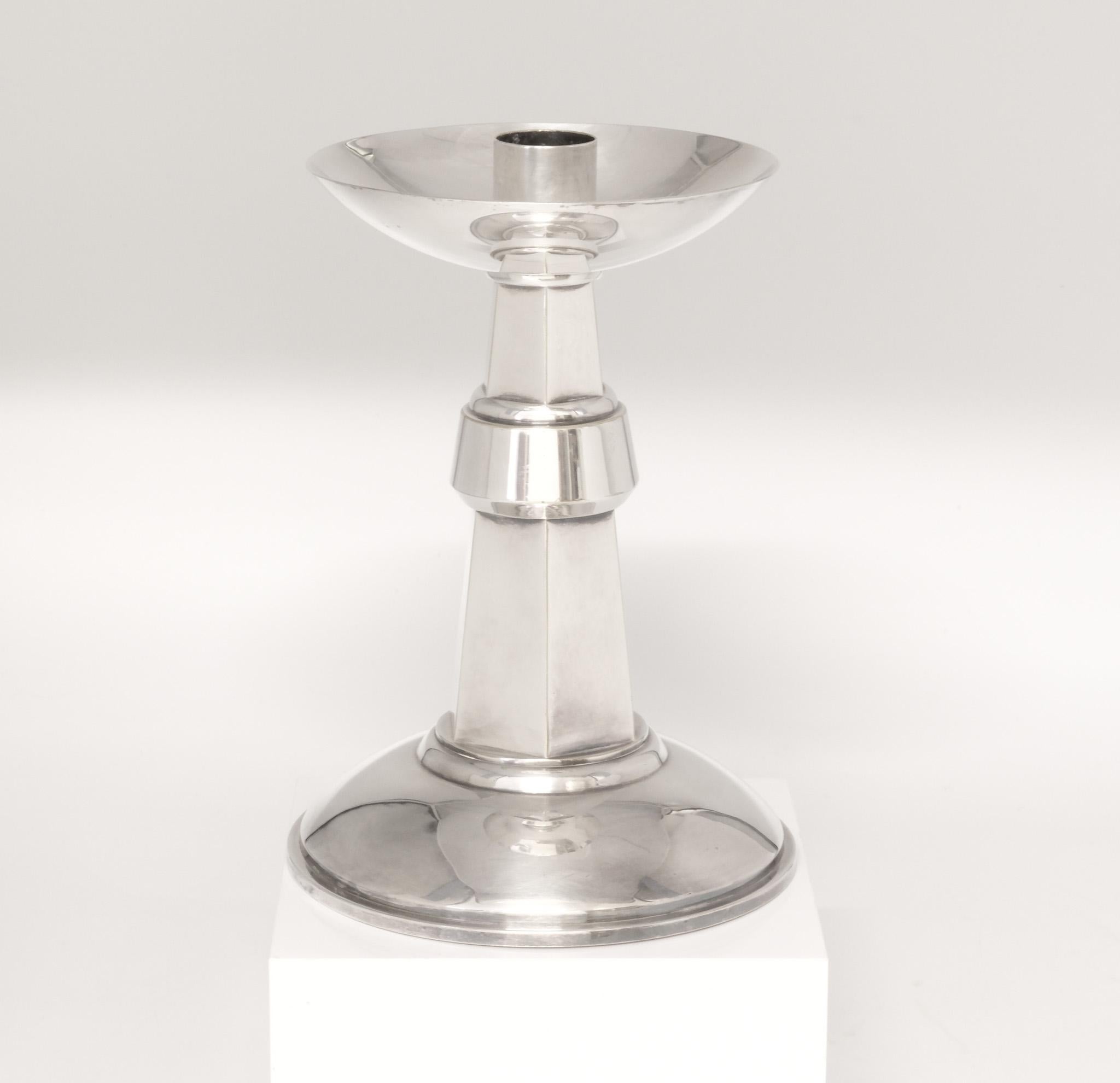 Coppia di grandi candelieri Art Deco placcati in argento. Timbro 